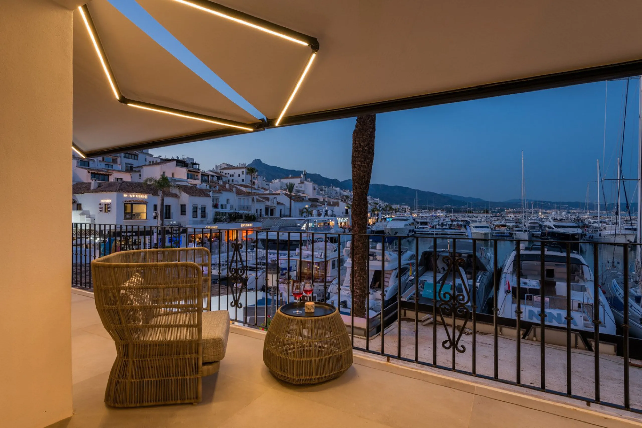 Nestled within the prestigious Benabola building in Puerto Banús, this exclusive frontline apartment captures the essence of luxury living on the Costa del Sol. Positioned directly in front of Pantalán 0 — home to the marina's largest yachts — the residen