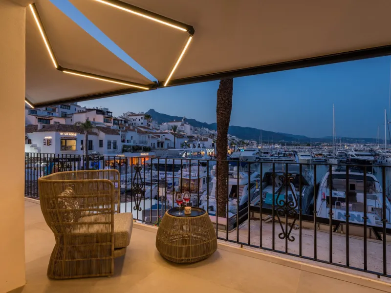 Nestled within the prestigious Benabola building in Puerto Banús, this exclusive frontline apartment captures the essence of luxury living on the Costa del Sol. Positioned directly in front of Pantalán 0 — home to the marina's largest yachts — the residen