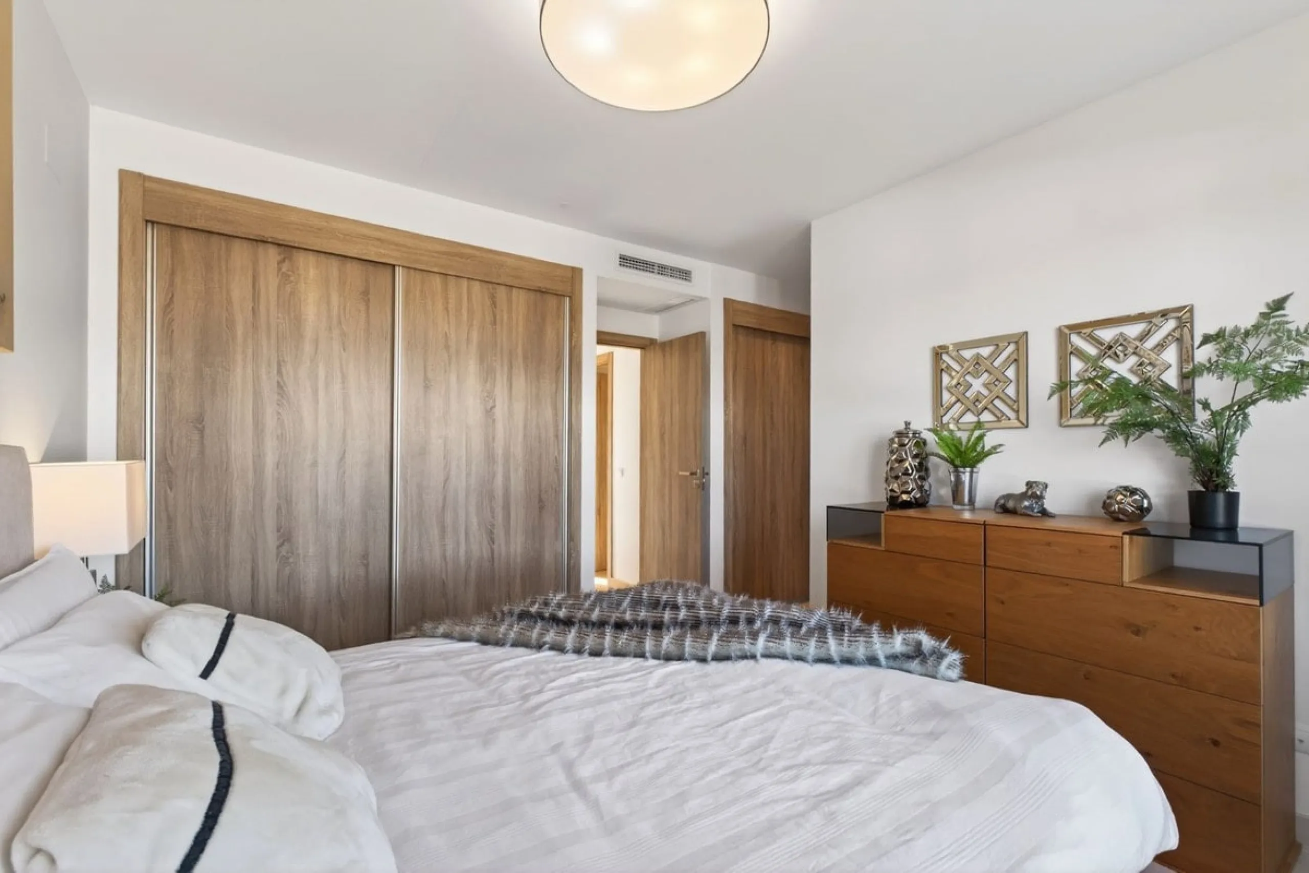 Dieses stilvolle Reihenhaus vereint Wohnraum, Natürlichkeit und modernes Design zu einem komfortablen Zuhause – ideal für den dauerhaften Wohnsitz oder als Ferienwohnung. Marmorböden und ein warmes, zeitgenössisches Ambiente zeichnen es aus