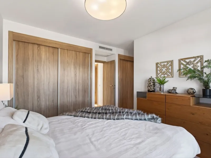 Dieses stilvolle Reihenhaus vereint Wohnraum, Natürlichkeit und modernes Design zu einem komfortablen Zuhause – ideal für den dauerhaften Wohnsitz oder als Ferienwohnung. Marmorböden und ein warmes, zeitgenössisches Ambiente zeichnen es aus