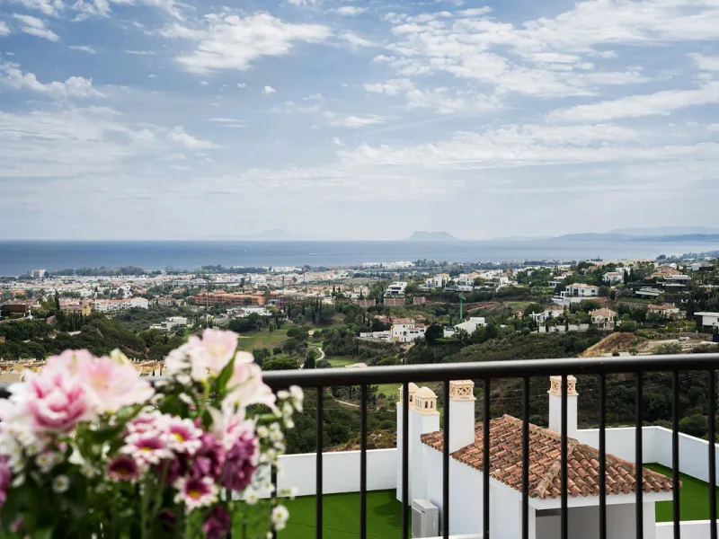 This exclusive 2-bedroom, 2-bathroom penthouse offers an unparalleled lifestyle in one of the most prestigious communities on the Costa del Sol. Featuring a modern, bright design, high-end finishes, and a fully equipped kitchen, this property combines com