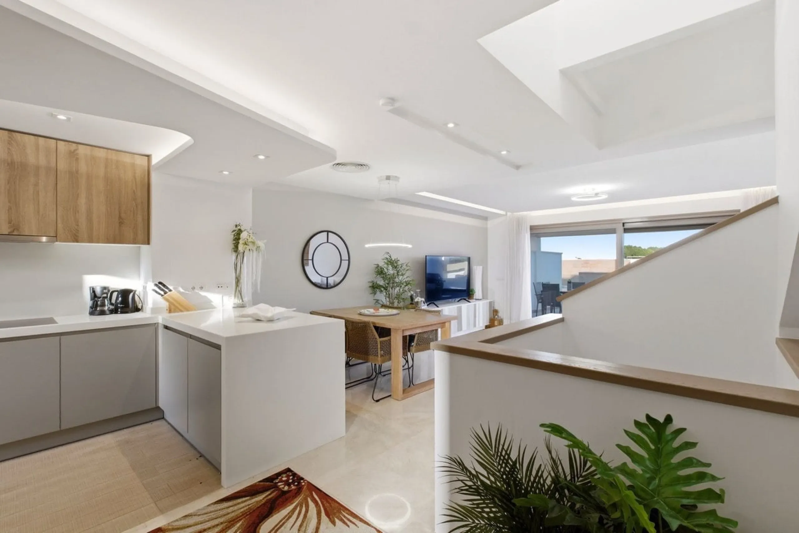 Dieses stilvolle Reihenhaus vereint Wohnraum, Natürlichkeit und modernes Design zu einem komfortablen Zuhause – ideal für den dauerhaften Wohnsitz oder als Ferienwohnung. Marmorböden und ein warmes, zeitgenössisches Ambiente zeichnen es aus