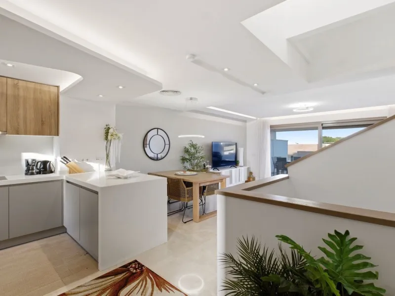 Dieses stilvolle Reihenhaus vereint Wohnraum, Natürlichkeit und modernes Design zu einem komfortablen Zuhause – ideal für den dauerhaften Wohnsitz oder als Ferienwohnung. Marmorböden und ein warmes, zeitgenössisches Ambiente zeichnen es aus