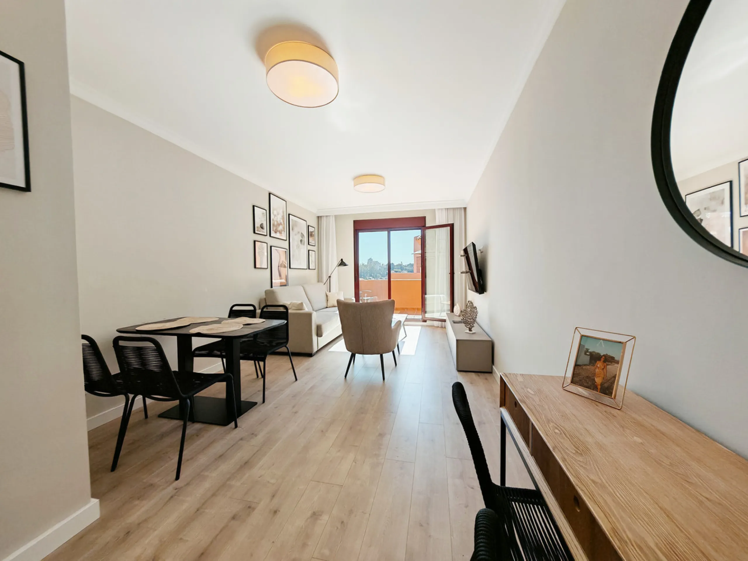 Penthouse for sale in , Benahavis with 3 bedrooms, 3 bathrooms and 1 on suite bathroom, with communal swimming pool, private garage (1 parking spaces) and communal garden. Regarding property dimensions, it has 214 m² built and 83 m² terrace. Has the follo