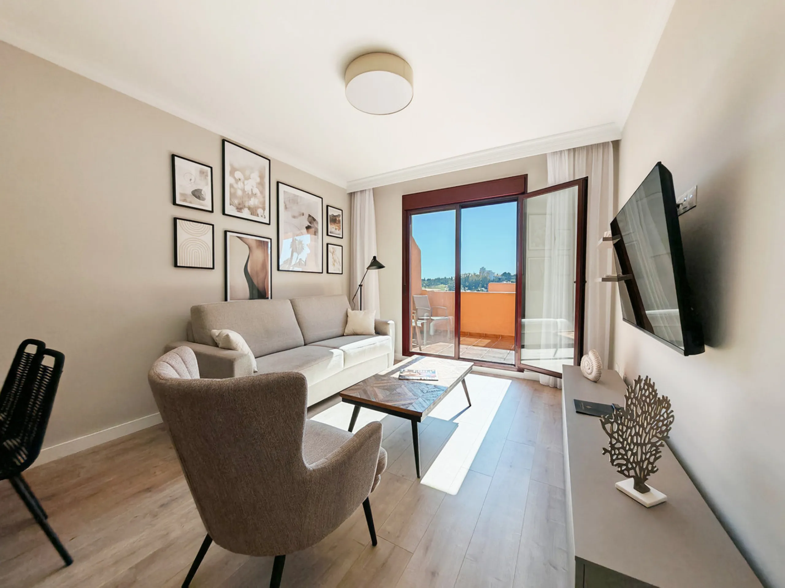 Penthouse for sale in , Benahavis with 3 bedrooms, 3 bathrooms and 1 on suite bathroom, with communal swimming pool, private garage (1 parking spaces) and communal garden. Regarding property dimensions, it has 214 m² built and 83 m² terrace. Has the follo