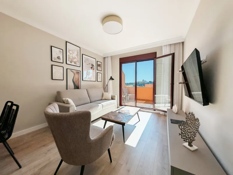 Penthouse for sale in , Benahavis with 3 bedrooms, 3 bathrooms and 1 on suite bathroom, with communal swimming pool, private garage (1 parking spaces) and communal garden. Regarding property dimensions, it has 214 m² built and 83 m² terrace. Has the follo