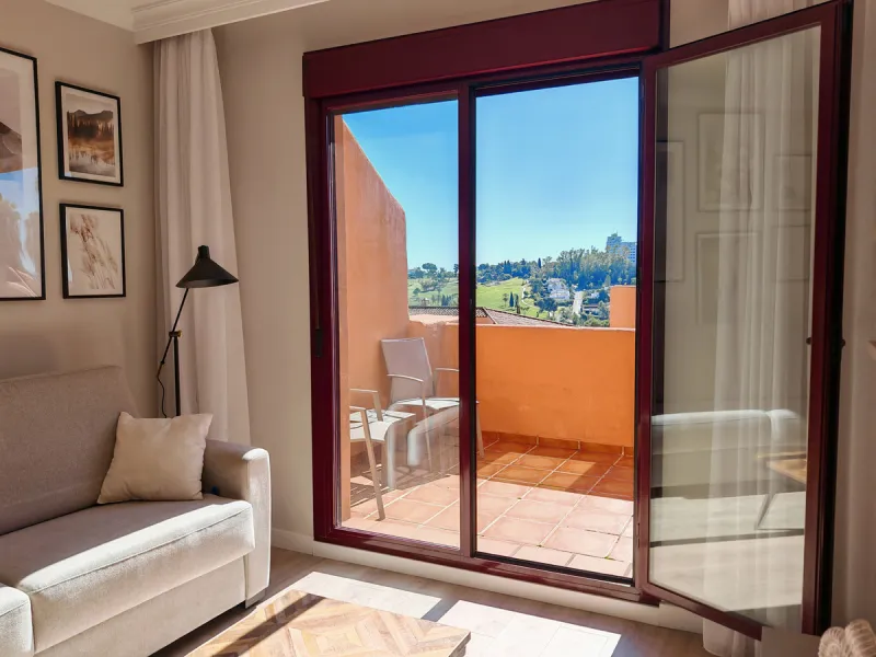 Penthouse for sale in , Benahavis with 3 bedrooms, 3 bathrooms and 1 on suite bathroom, with communal swimming pool, private garage (1 parking spaces) and communal garden. Regarding property dimensions, it has 214 m² built and 83 m² terrace. Has the follo