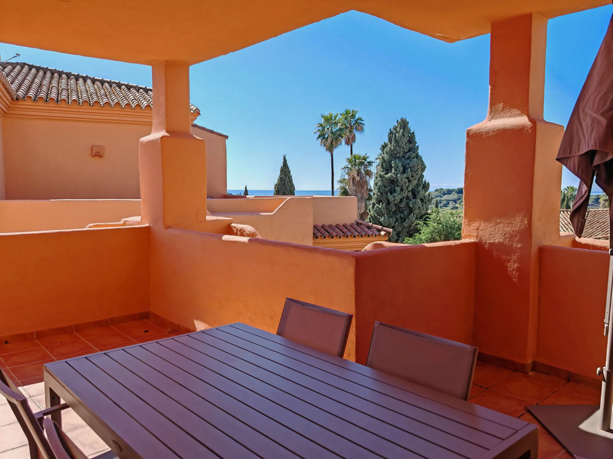 Penthouse for sale in , Benahavis with 3 bedrooms, 3 bathrooms and 1 on suite bathroom, with communal swimming pool, private garage (1 parking spaces) and communal garden. Regarding property dimensions, it has 214 m² built and 83 m² terrace. Has the follo