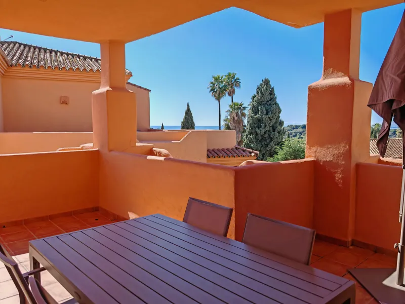 Penthouse for sale in , Benahavis with 3 bedrooms, 3 bathrooms and 1 on suite bathroom, with communal swimming pool, private garage (1 parking spaces) and communal garden. Regarding property dimensions, it has 214 m² built and 83 m² terrace. Has the follo