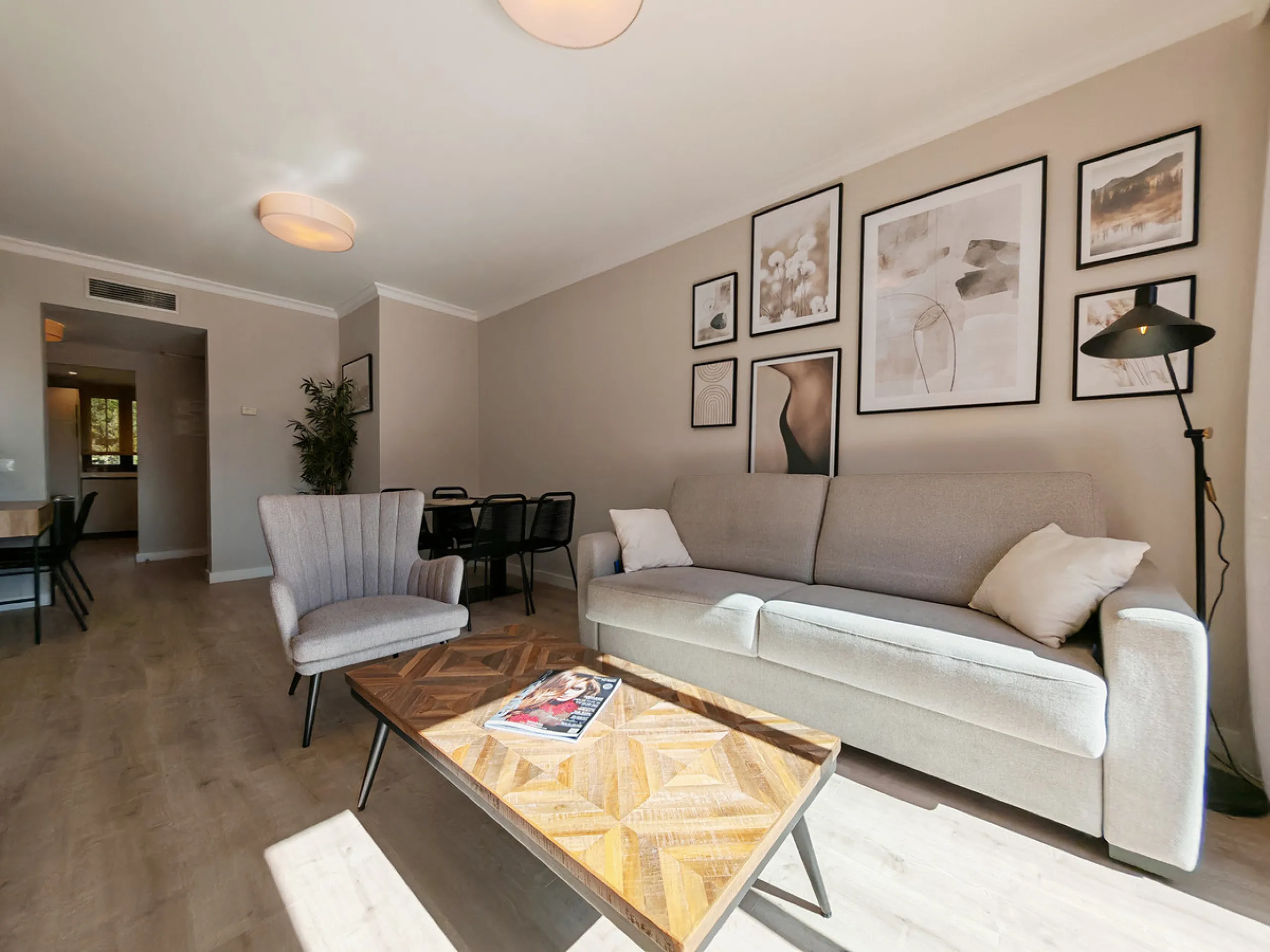 Penthouse for sale in , Benahavis with 3 bedrooms, 3 bathrooms and 1 on suite bathroom, with communal swimming pool, private garage (1 parking spaces) and communal garden. Regarding property dimensions, it has 214 m² built and 83 m² terrace. Has the follo