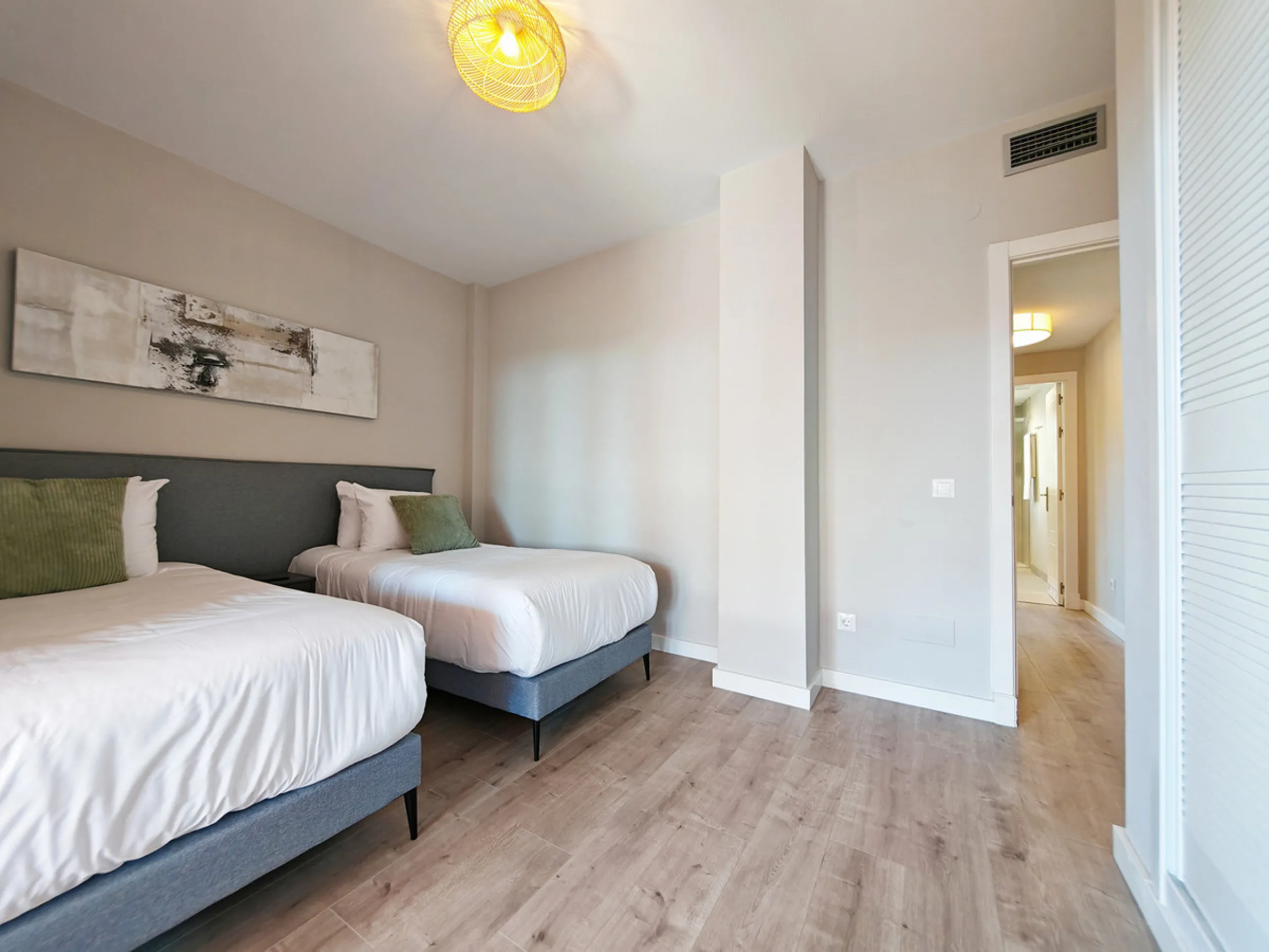 Penthouse for sale in , Benahavis with 3 bedrooms, 3 bathrooms and 1 on suite bathroom, with communal swimming pool, private garage (1 parking spaces) and communal garden. Regarding property dimensions, it has 214 m² built and 83 m² terrace. Has the follo
