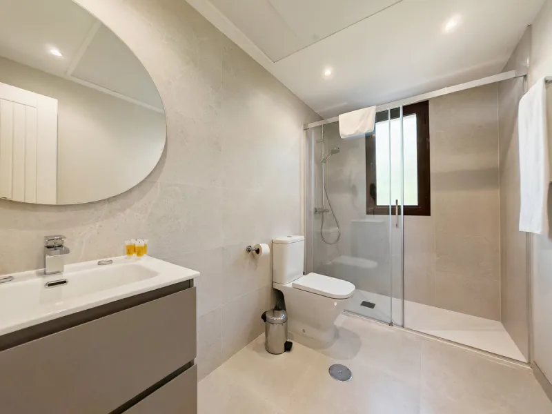 Penthouse for sale in , Benahavis with 3 bedrooms, 3 bathrooms and 1 on suite bathroom, with communal swimming pool, private garage (1 parking spaces) and communal garden. Regarding property dimensions, it has 214 m² built and 83 m² terrace. Has the follo