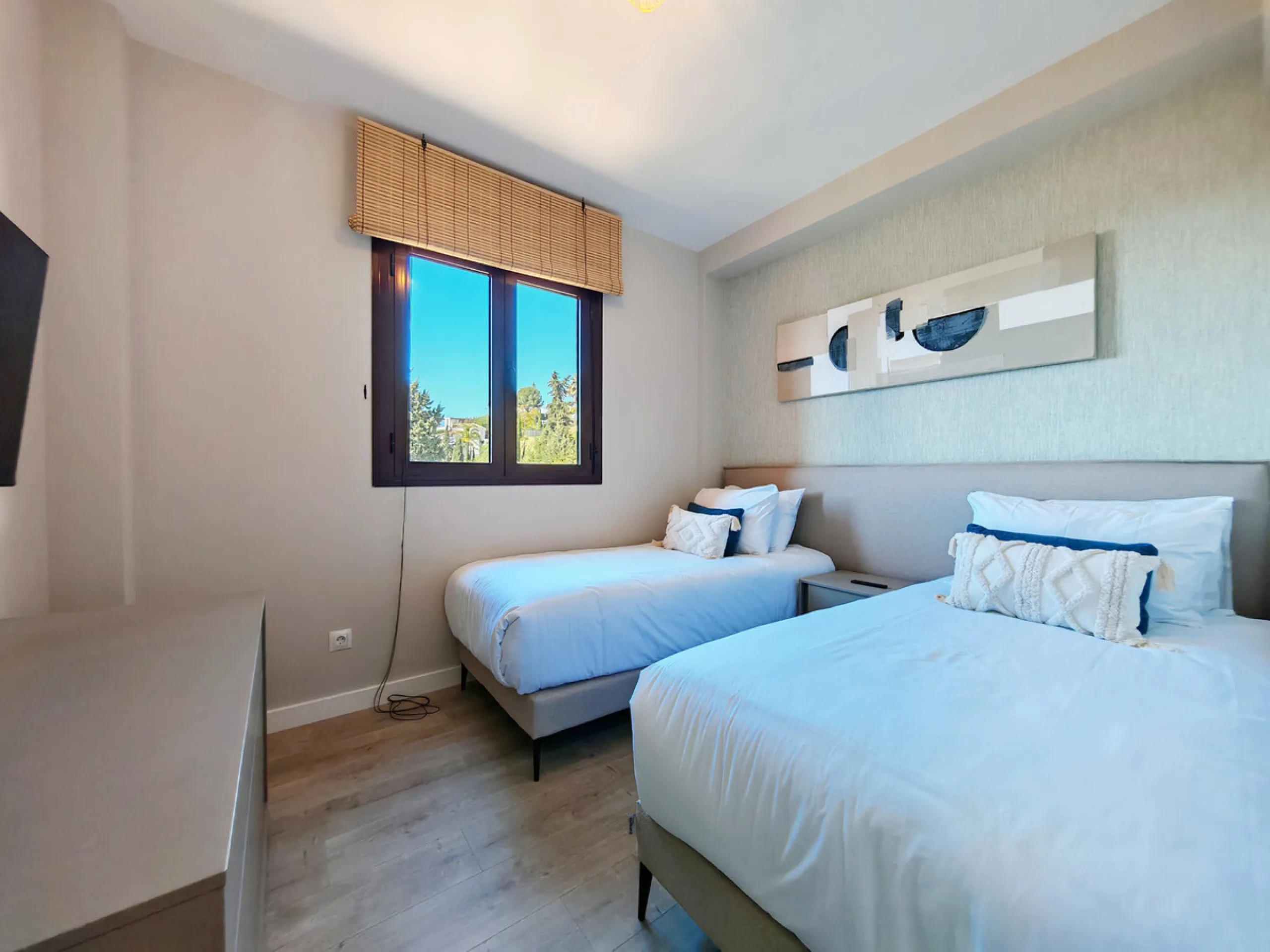 Penthouse for sale in , Benahavis with 3 bedrooms, 3 bathrooms and 1 on suite bathroom, with communal swimming pool, private garage (1 parking spaces) and communal garden. Regarding property dimensions, it has 214 m² built and 83 m² terrace. Has the follo