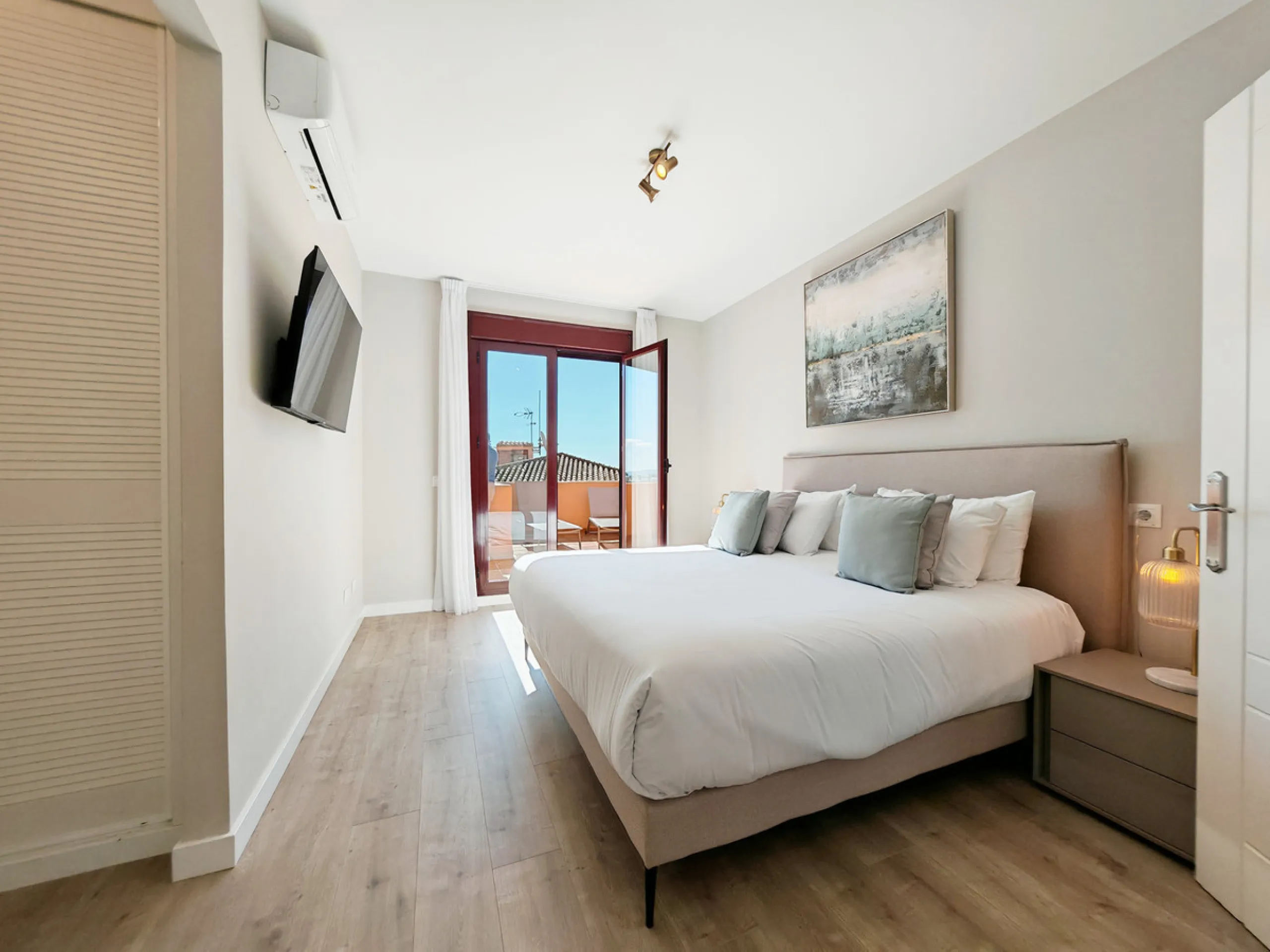 Penthouse for sale in , Benahavis with 3 bedrooms, 3 bathrooms and 1 on suite bathroom, with communal swimming pool, private garage (1 parking spaces) and communal garden. Regarding property dimensions, it has 214 m² built and 83 m² terrace. Has the follo