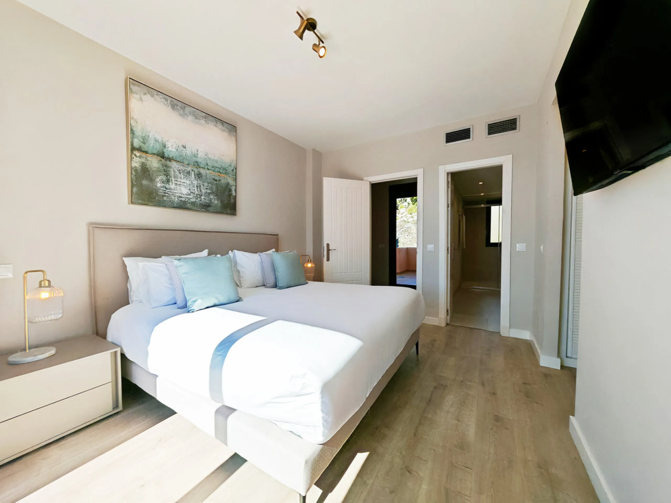 Penthouse for sale in , Benahavis with 3 bedrooms, 3 bathrooms and 1 on suite bathroom, with communal swimming pool, private garage (1 parking spaces) and communal garden. Regarding property dimensions, it has 214 m² built and 83 m² terrace. Has the follo