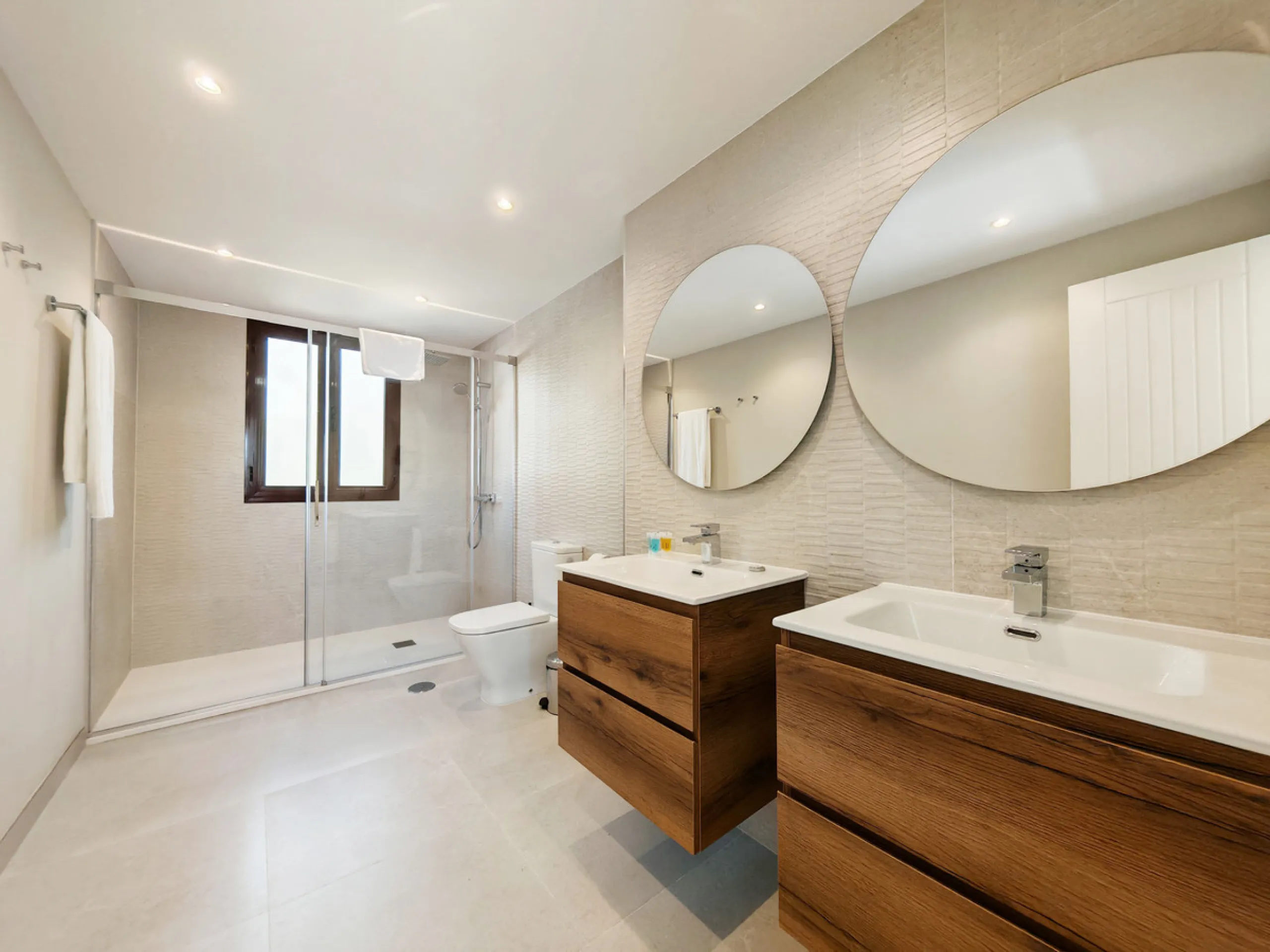 Penthouse for sale in , Benahavis with 3 bedrooms, 3 bathrooms and 1 on suite bathroom, with communal swimming pool, private garage (1 parking spaces) and communal garden. Regarding property dimensions, it has 214 m² built and 83 m² terrace. Has the follo