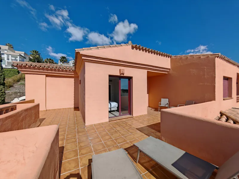 Penthouse for sale in , Benahavis with 3 bedrooms, 3 bathrooms and 1 on suite bathroom, with communal swimming pool, private garage (1 parking spaces) and communal garden. Regarding property dimensions, it has 214 m² built and 83 m² terrace. Has the follo