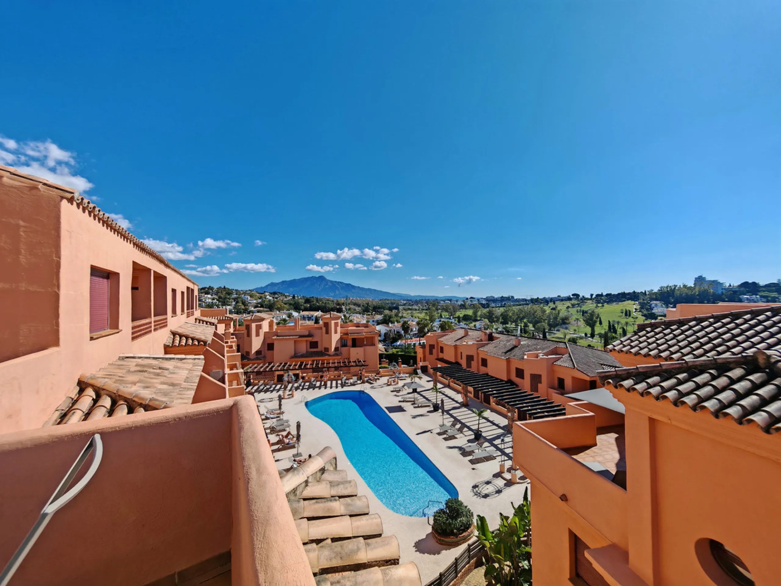 Penthouse for sale in , Benahavis with 3 bedrooms, 3 bathrooms and 1 on suite bathroom, with communal swimming pool, private garage (1 parking spaces) and communal garden. Regarding property dimensions, it has 214 m² built and 83 m² terrace. Has the follo