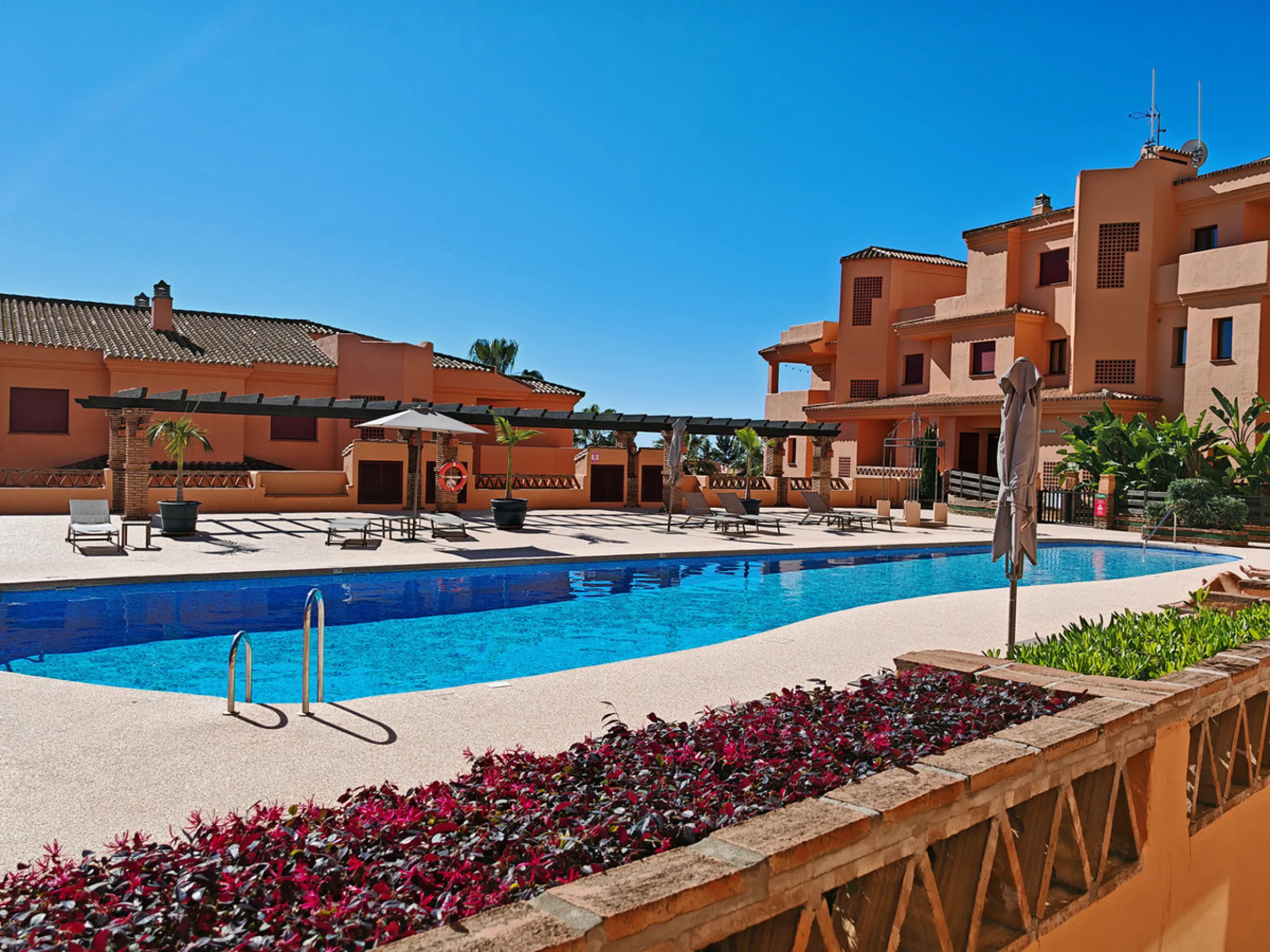 Penthouse for sale in , Benahavis with 3 bedrooms, 3 bathrooms and 1 on suite bathroom, with communal swimming pool, private garage (1 parking spaces) and communal garden. Regarding property dimensions, it has 214 m² built and 83 m² terrace. Has the follo