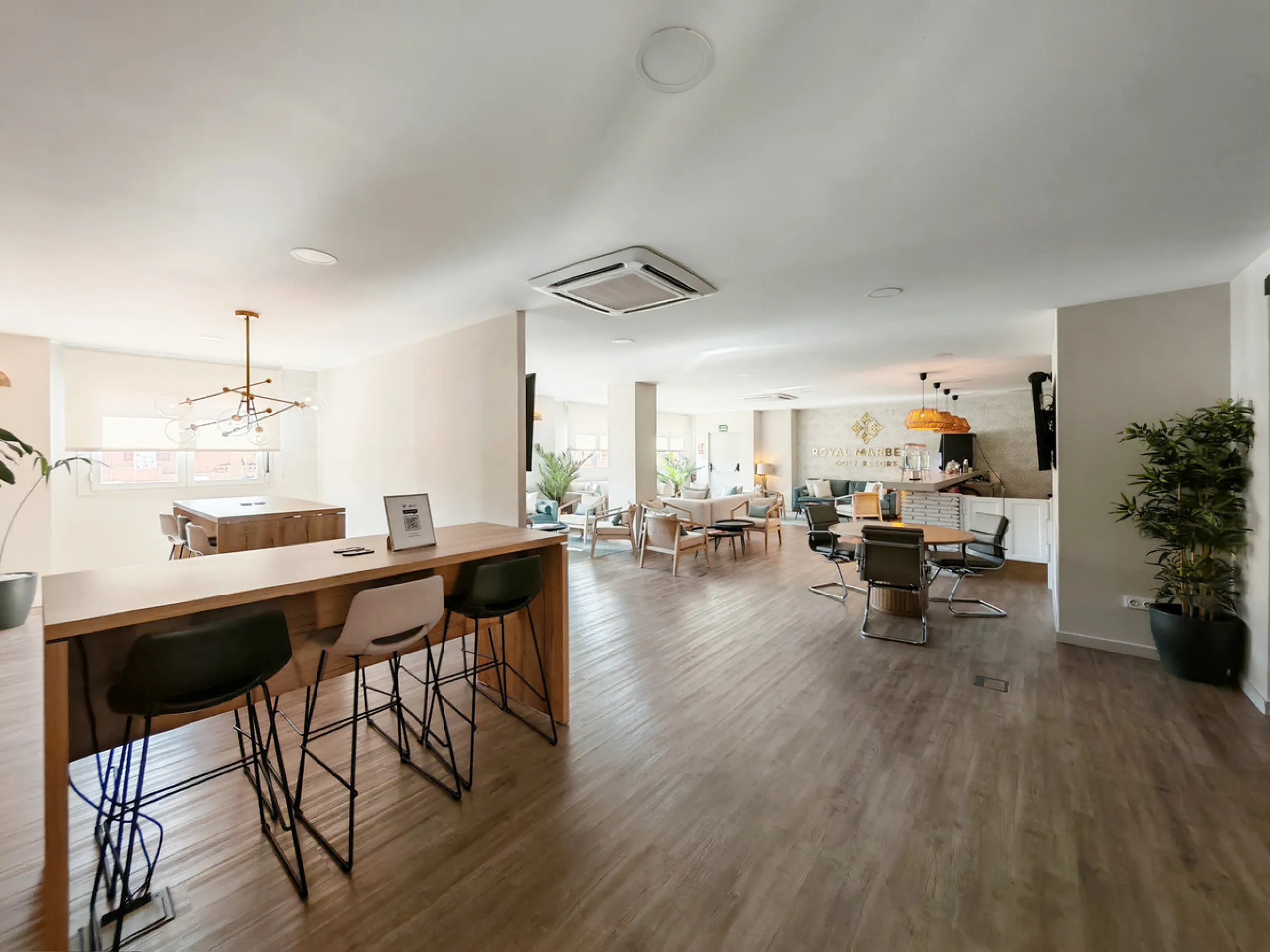Penthouse for sale in , Benahavis with 3 bedrooms, 3 bathrooms and 1 on suite bathroom, with communal swimming pool, private garage (1 parking spaces) and communal garden. Regarding property dimensions, it has 214 m² built and 83 m² terrace. Has the follo