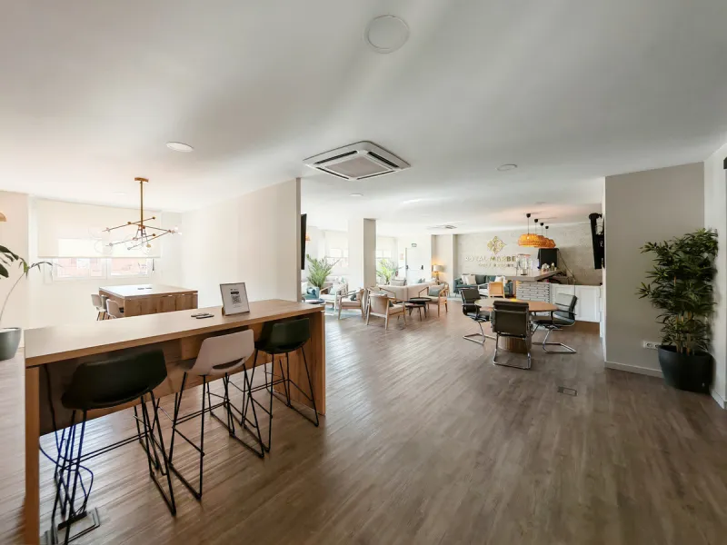 Penthouse for sale in , Benahavis with 3 bedrooms, 3 bathrooms and 1 on suite bathroom, with communal swimming pool, private garage (1 parking spaces) and communal garden. Regarding property dimensions, it has 214 m² built and 83 m² terrace. Has the follo
