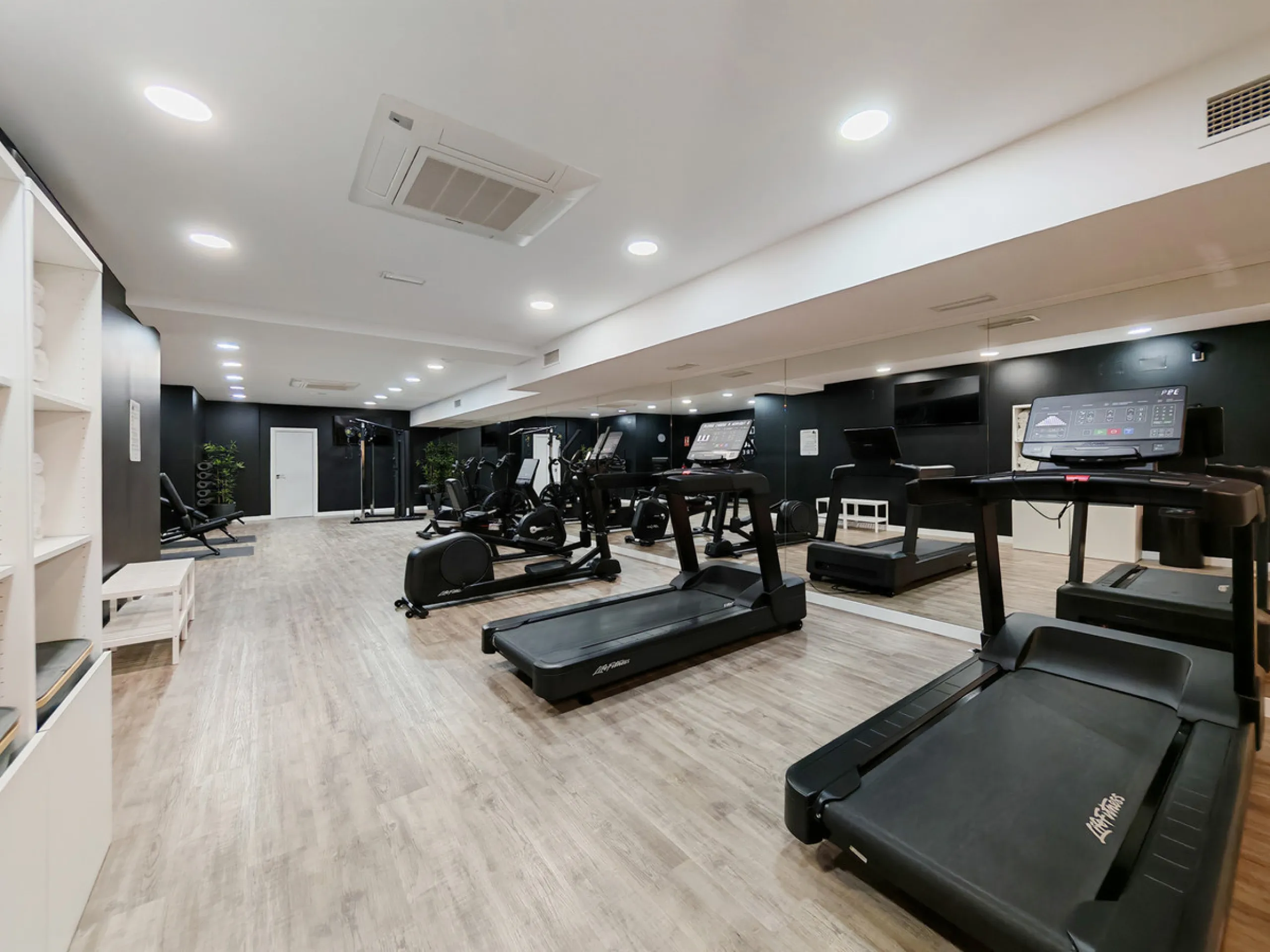 Penthouse for sale in , Benahavis with 3 bedrooms, 3 bathrooms and 1 on suite bathroom, with communal swimming pool, private garage (1 parking spaces) and communal garden. Regarding property dimensions, it has 214 m² built and 83 m² terrace. Has the follo