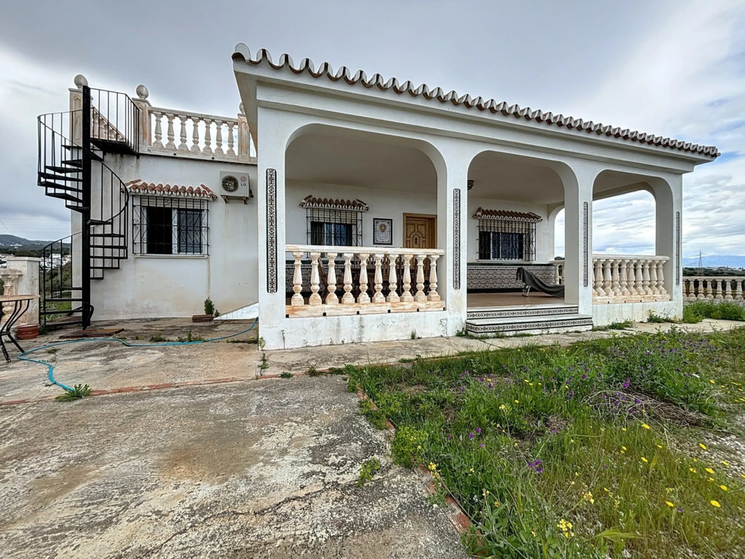 This charming chalet in Chilches offers everything you could wish for in your new home. With 3 bedrooms and one bathroom, it provides ample space for the whole family. The spacious kitchen and bright living room invite you to relax, while the fireplace cr