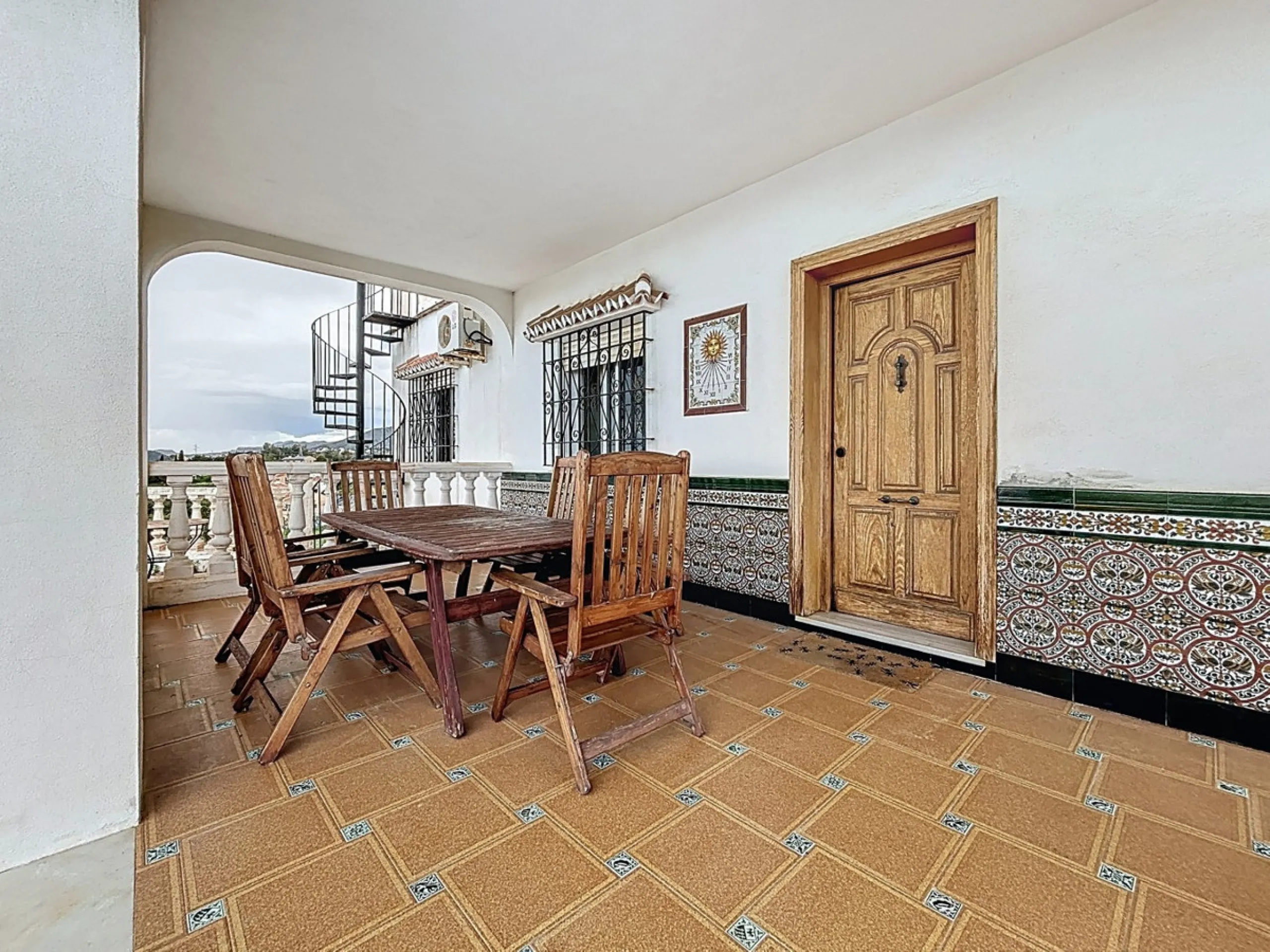 This charming chalet in Chilches offers everything you could wish for in your new home. With 3 bedrooms and one bathroom, it provides ample space for the whole family. The spacious kitchen and bright living room invite you to relax, while the fireplace cr