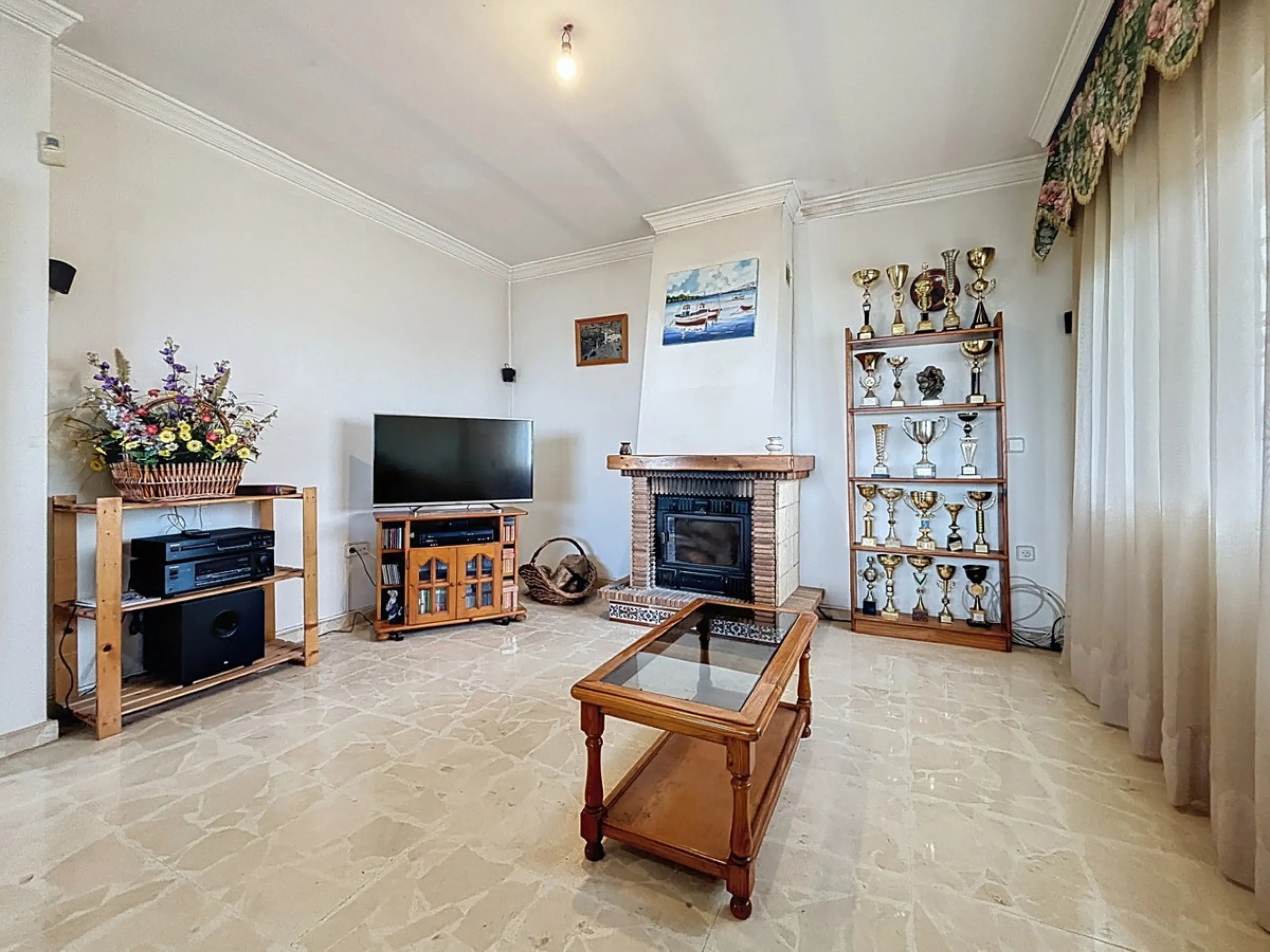 This charming chalet in Chilches offers everything you could wish for in your new home. With 3 bedrooms and one bathroom, it provides ample space for the whole family. The spacious kitchen and bright living room invite you to relax, while the fireplace cr
