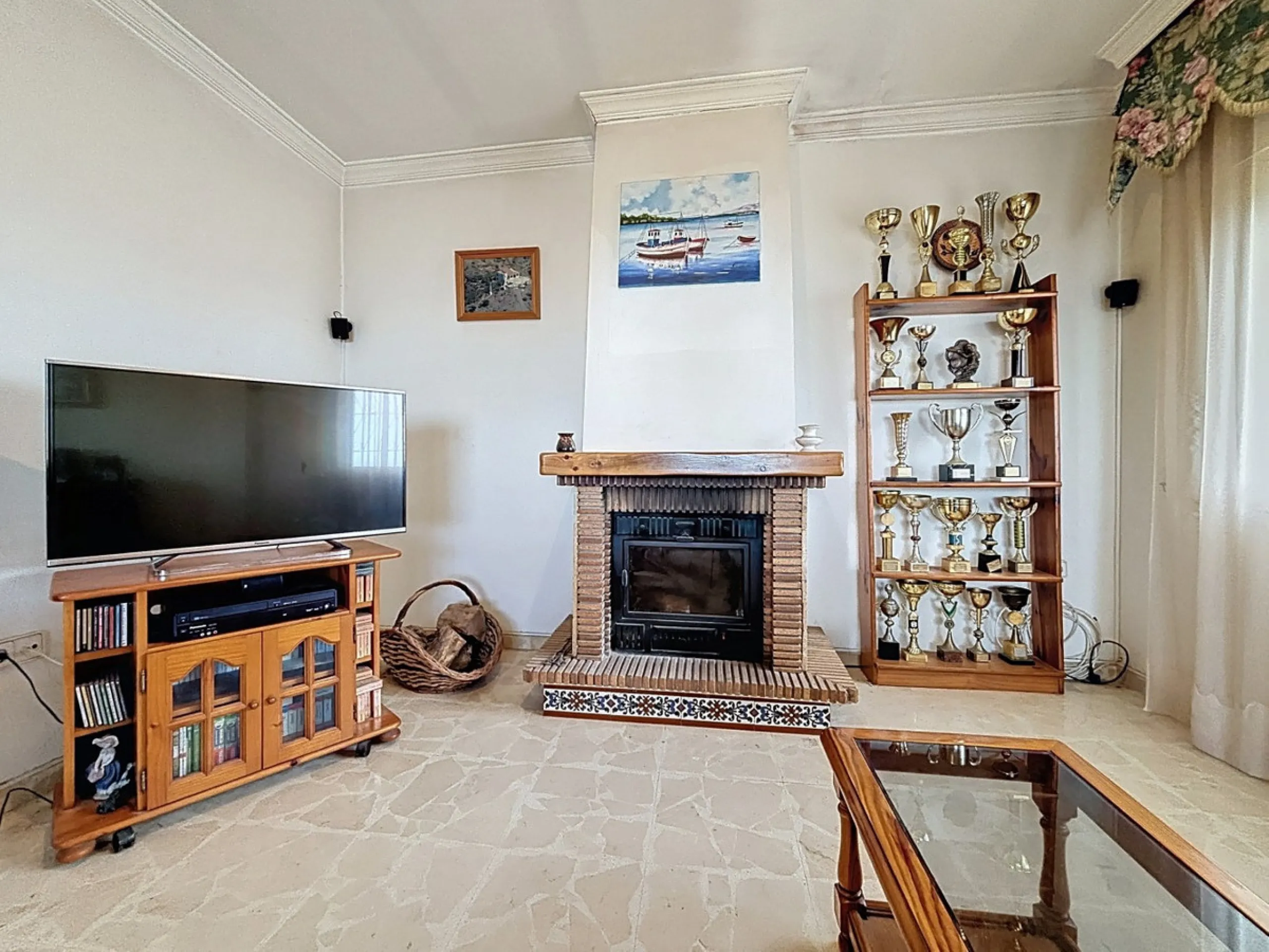 This charming chalet in Chilches offers everything you could wish for in your new home. With 3 bedrooms and one bathroom, it provides ample space for the whole family. The spacious kitchen and bright living room invite you to relax, while the fireplace cr