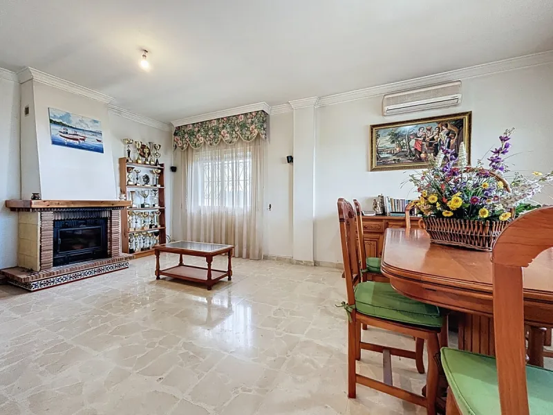 This charming chalet in Chilches offers everything you could wish for in your new home. With 3 bedrooms and one bathroom, it provides ample space for the whole family. The spacious kitchen and bright living room invite you to relax, while the fireplace cr