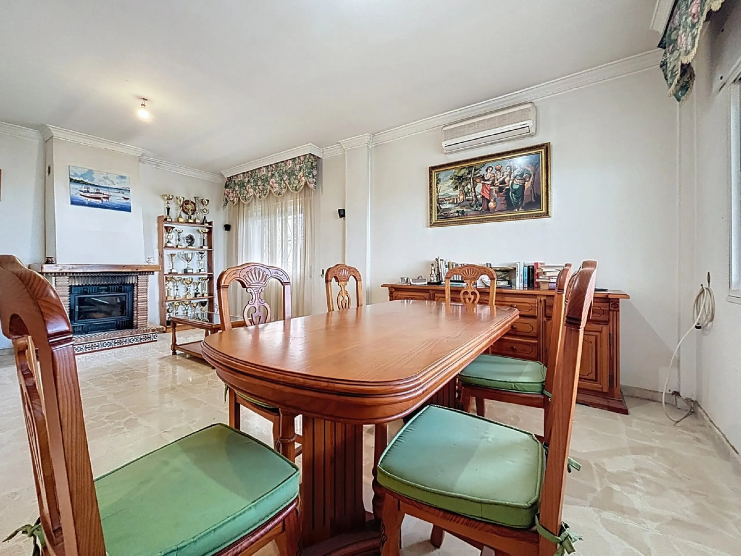 This charming chalet in Chilches offers everything you could wish for in your new home. With 3 bedrooms and one bathroom, it provides ample space for the whole family. The spacious kitchen and bright living room invite you to relax, while the fireplace cr