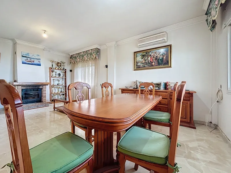 This charming chalet in Chilches offers everything you could wish for in your new home. With 3 bedrooms and one bathroom, it provides ample space for the whole family. The spacious kitchen and bright living room invite you to relax, while the fireplace cr
