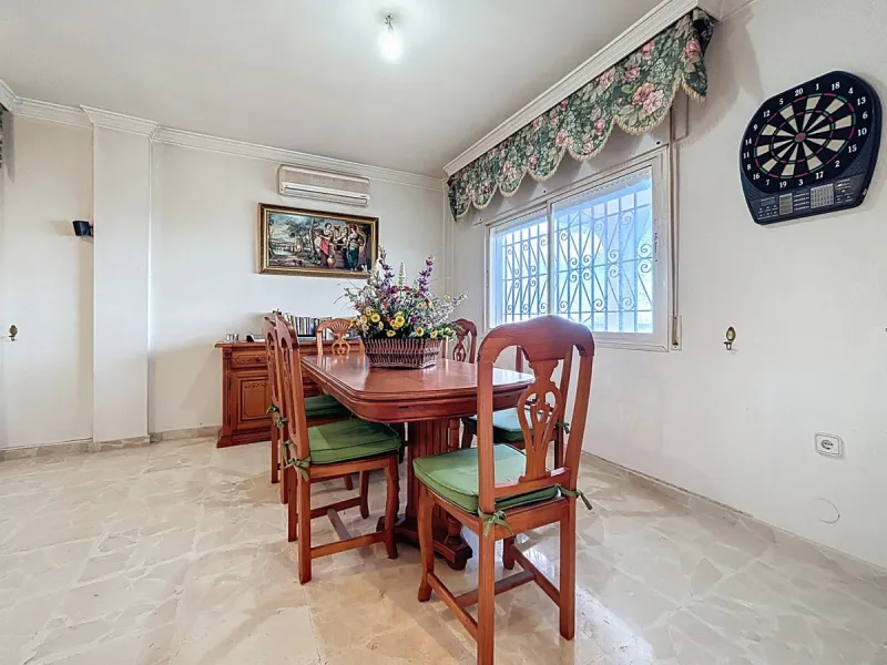 This charming chalet in Chilches offers everything you could wish for in your new home. With 3 bedrooms and one bathroom, it provides ample space for the whole family. The spacious kitchen and bright living room invite you to relax, while the fireplace cr