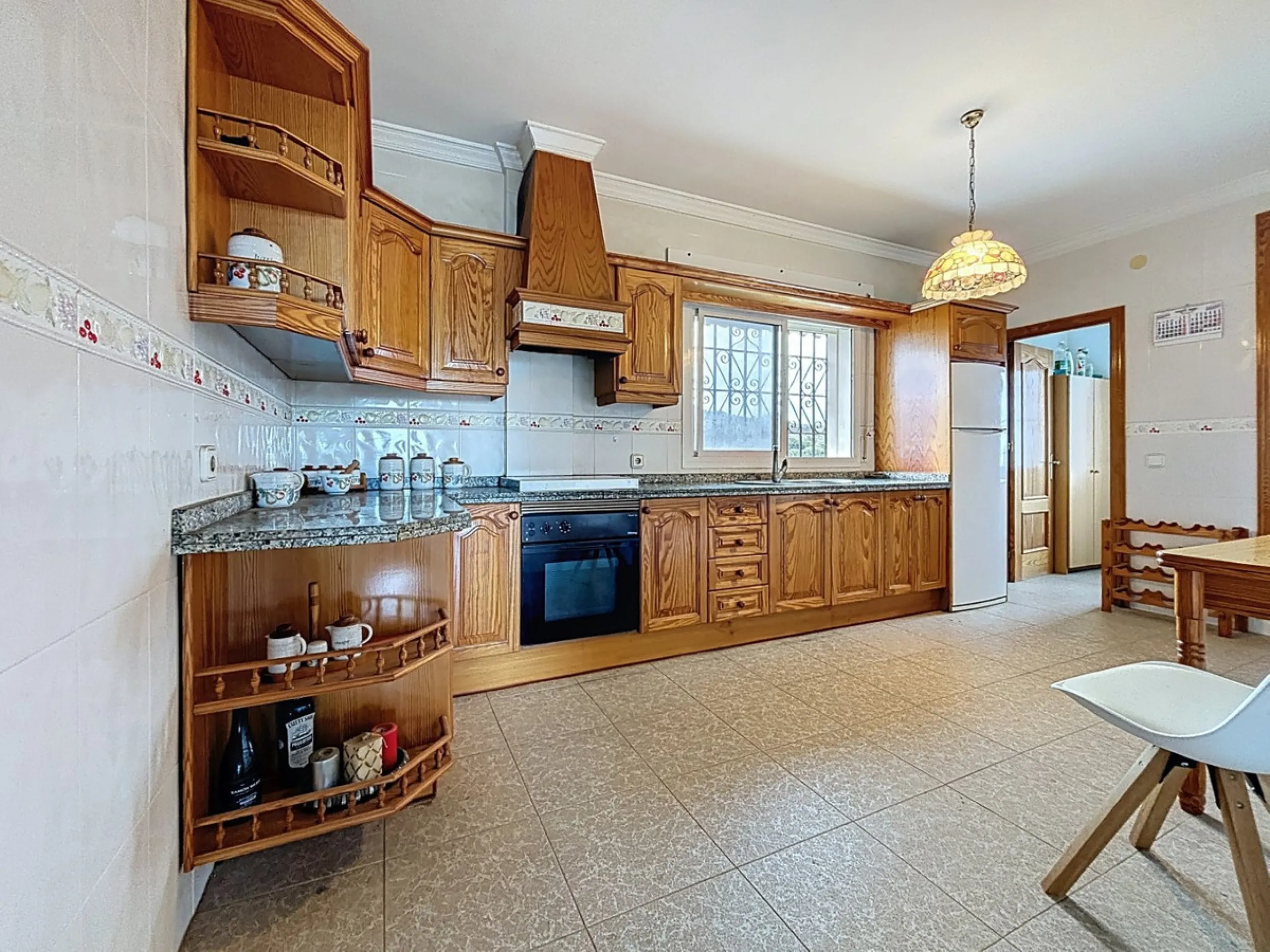 This charming chalet in Chilches offers everything you could wish for in your new home. With 3 bedrooms and one bathroom, it provides ample space for the whole family. The spacious kitchen and bright living room invite you to relax, while the fireplace cr