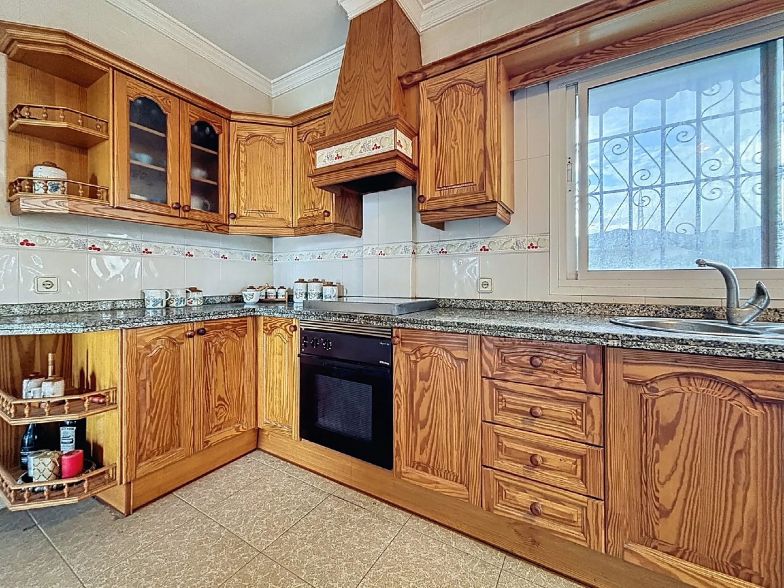 This charming chalet in Chilches offers everything you could wish for in your new home. With 3 bedrooms and one bathroom, it provides ample space for the whole family. The spacious kitchen and bright living room invite you to relax, while the fireplace cr