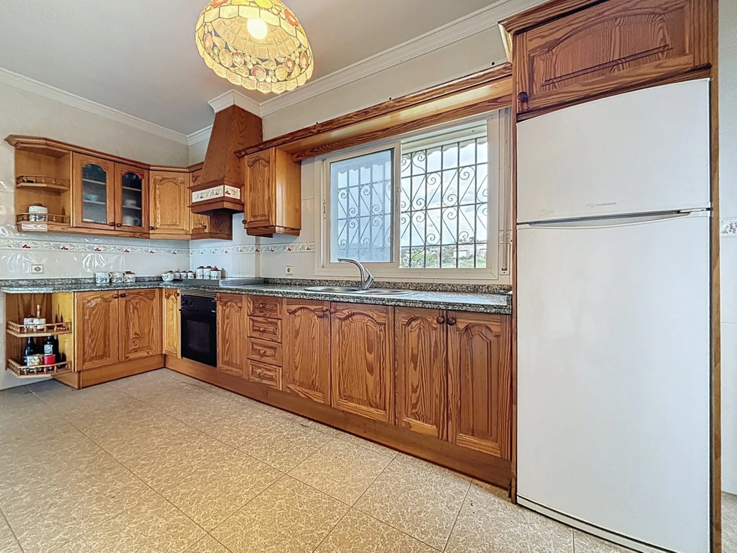 This charming chalet in Chilches offers everything you could wish for in your new home. With 3 bedrooms and one bathroom, it provides ample space for the whole family. The spacious kitchen and bright living room invite you to relax, while the fireplace cr