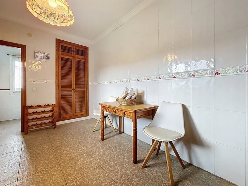 This charming chalet in Chilches offers everything you could wish for in your new home. With 3 bedrooms and one bathroom, it provides ample space for the whole family. The spacious kitchen and bright living room invite you to relax, while the fireplace cr