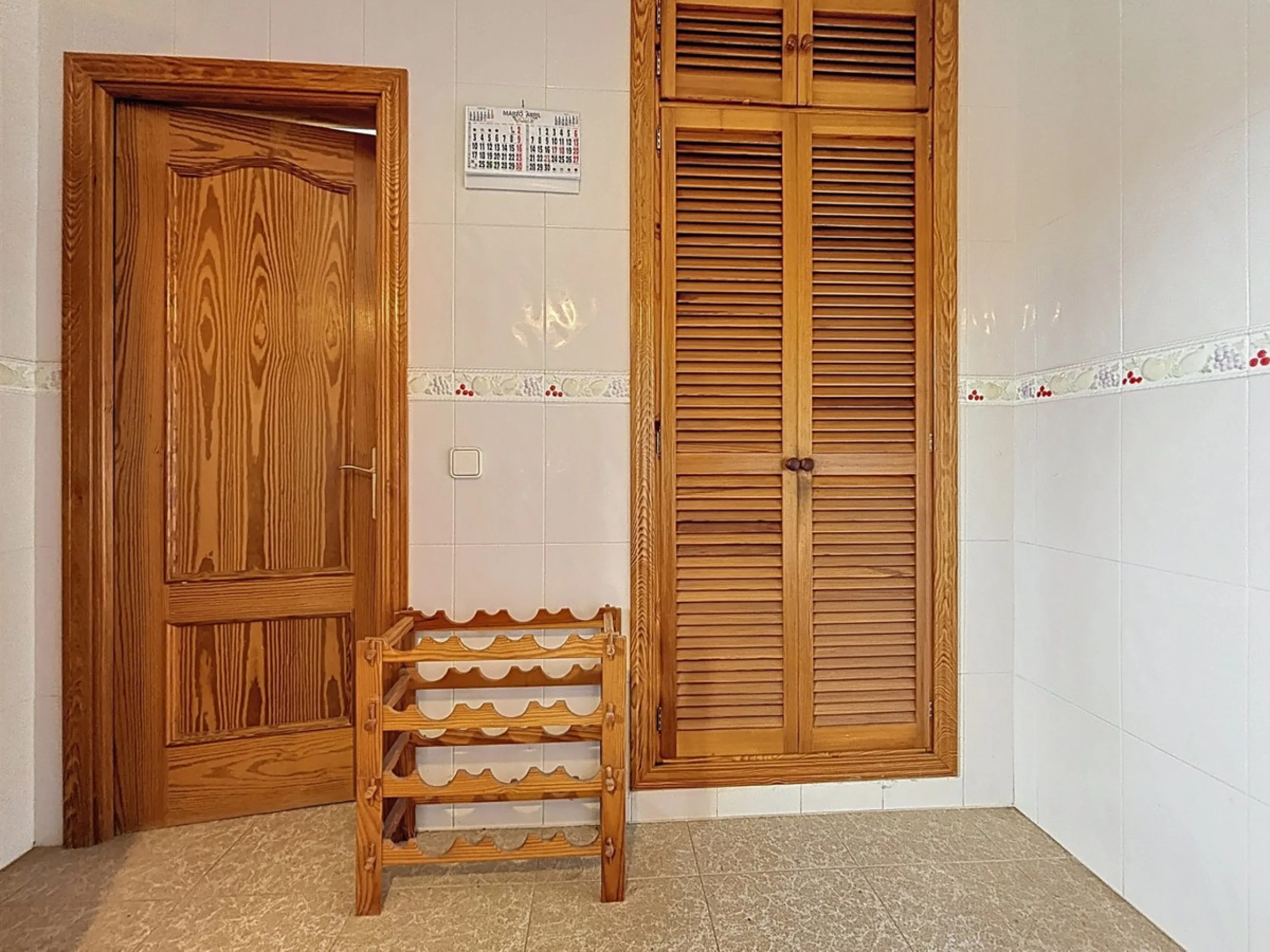 This charming chalet in Chilches offers everything you could wish for in your new home. With 3 bedrooms and one bathroom, it provides ample space for the whole family. The spacious kitchen and bright living room invite you to relax, while the fireplace cr
