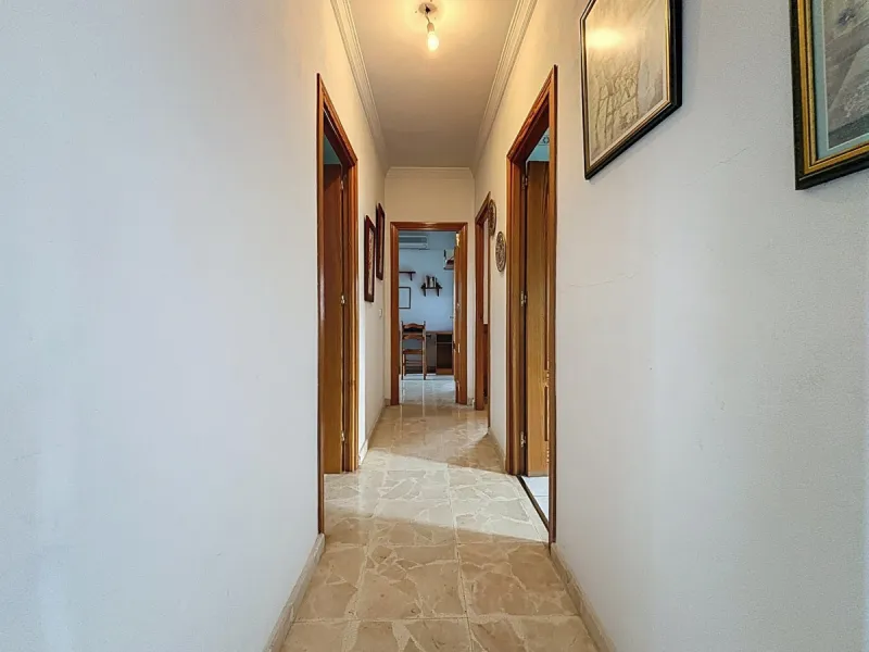 This charming chalet in Chilches offers everything you could wish for in your new home. With 3 bedrooms and one bathroom, it provides ample space for the whole family. The spacious kitchen and bright living room invite you to relax, while the fireplace cr