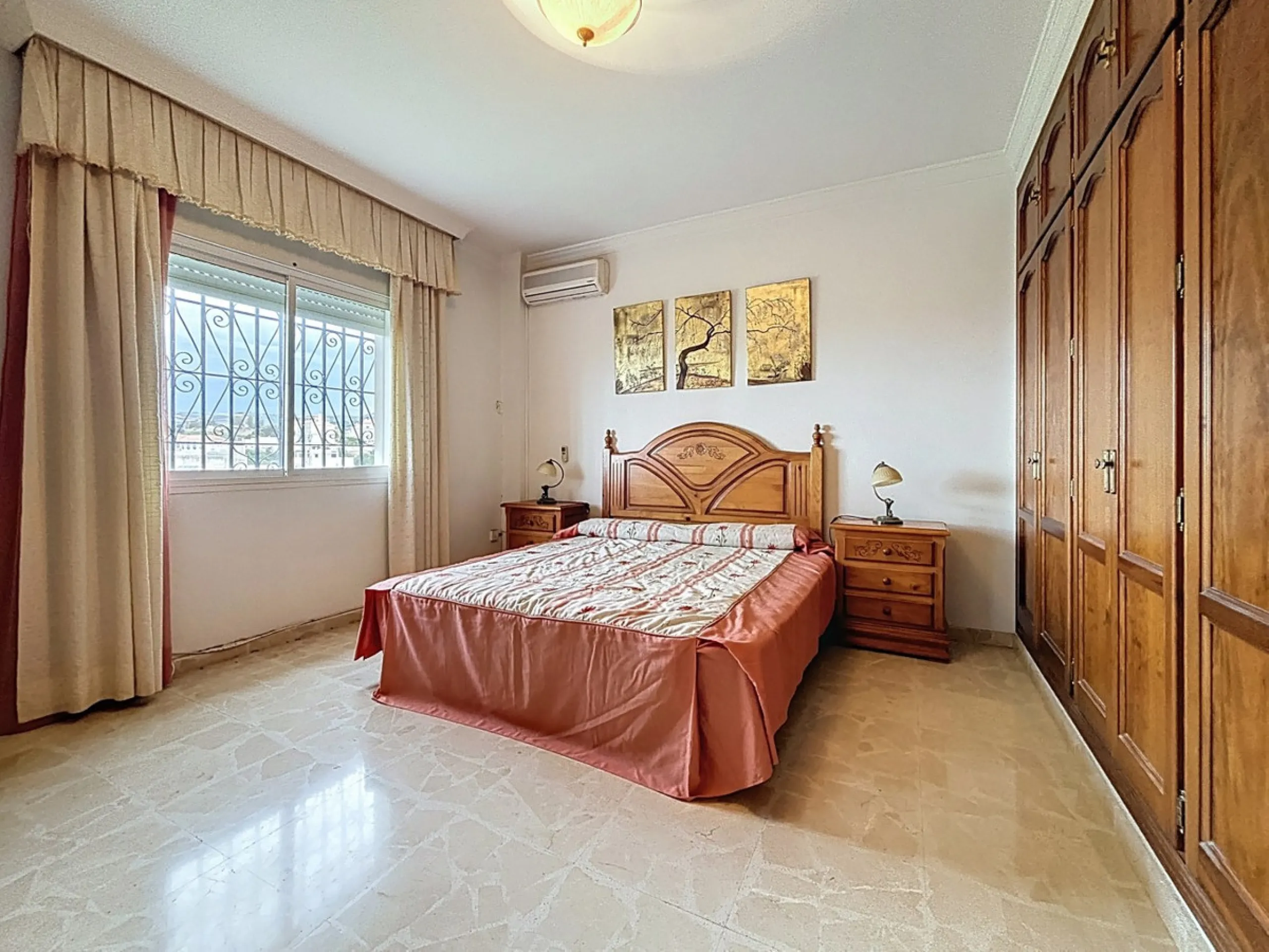 This charming chalet in Chilches offers everything you could wish for in your new home. With 3 bedrooms and one bathroom, it provides ample space for the whole family. The spacious kitchen and bright living room invite you to relax, while the fireplace cr