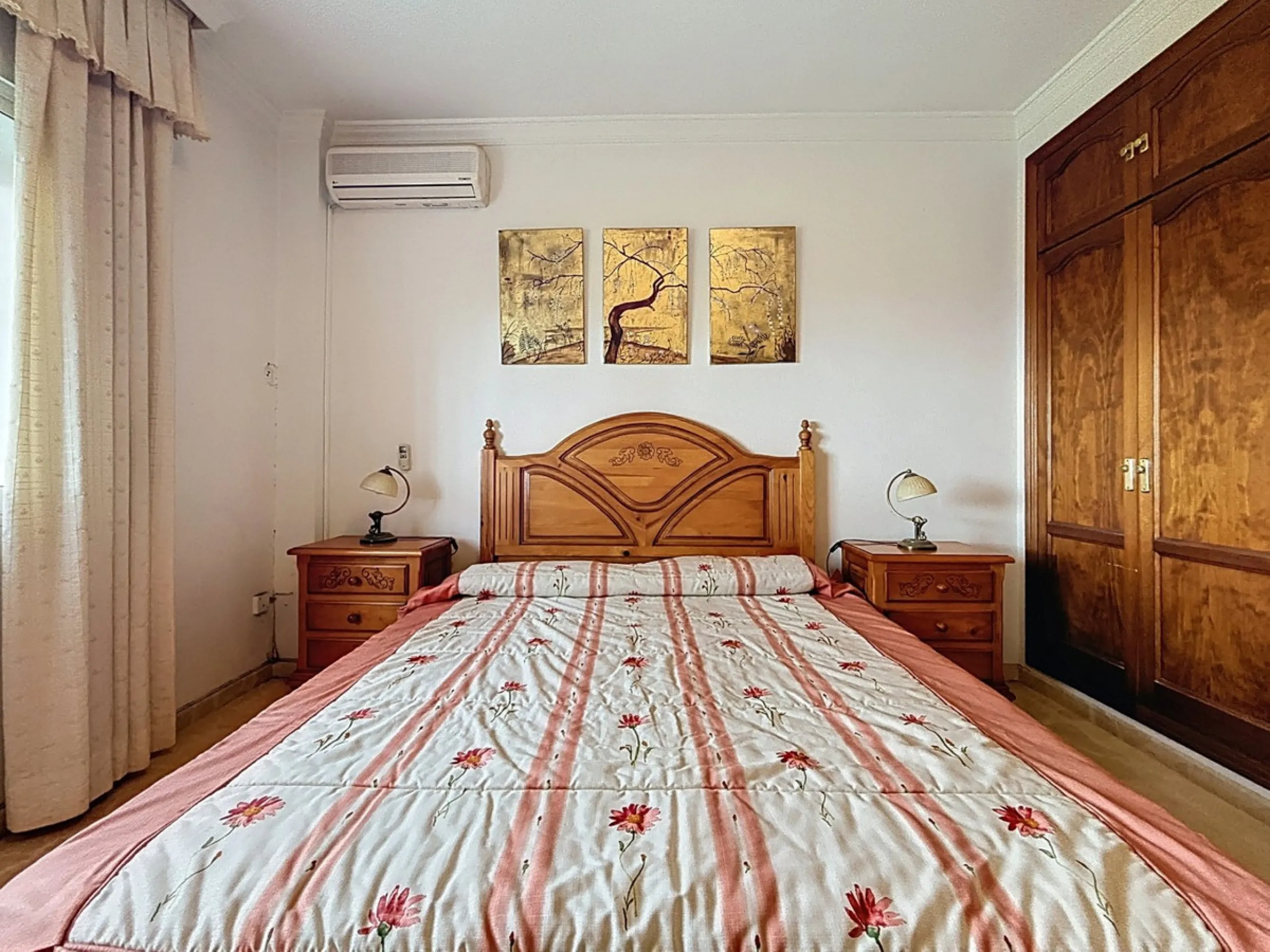 This charming chalet in Chilches offers everything you could wish for in your new home. With 3 bedrooms and one bathroom, it provides ample space for the whole family. The spacious kitchen and bright living room invite you to relax, while the fireplace cr