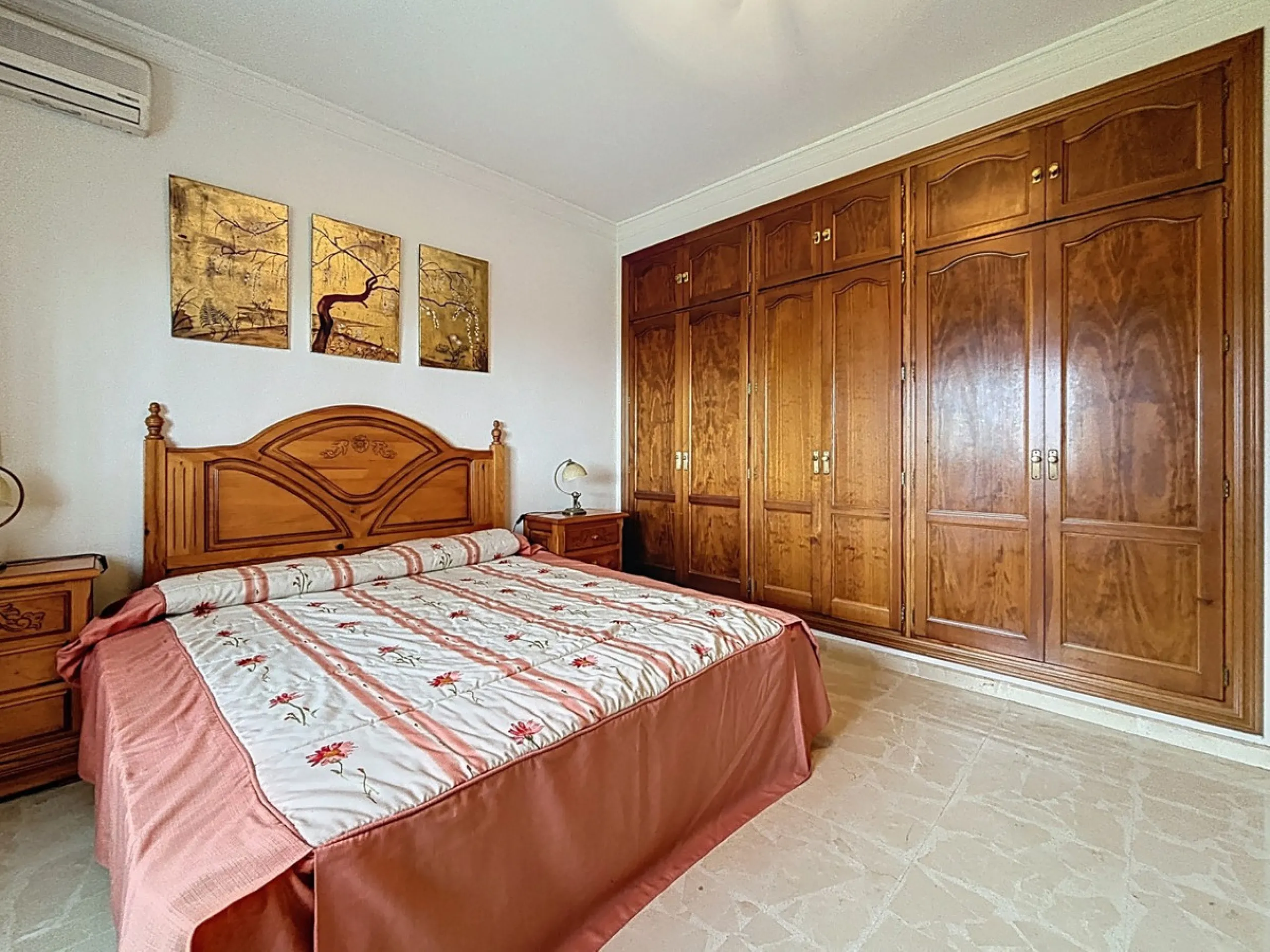 This charming chalet in Chilches offers everything you could wish for in your new home. With 3 bedrooms and one bathroom, it provides ample space for the whole family. The spacious kitchen and bright living room invite you to relax, while the fireplace cr