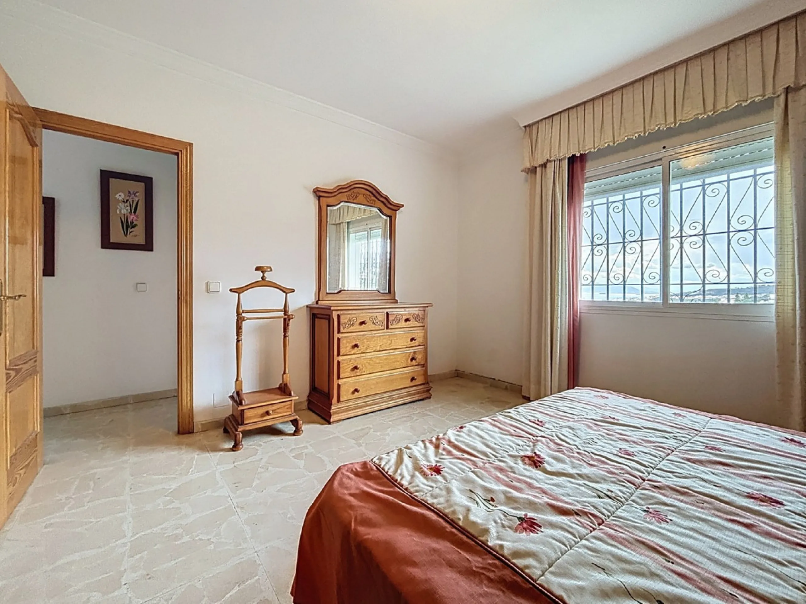 This charming chalet in Chilches offers everything you could wish for in your new home. With 3 bedrooms and one bathroom, it provides ample space for the whole family. The spacious kitchen and bright living room invite you to relax, while the fireplace cr