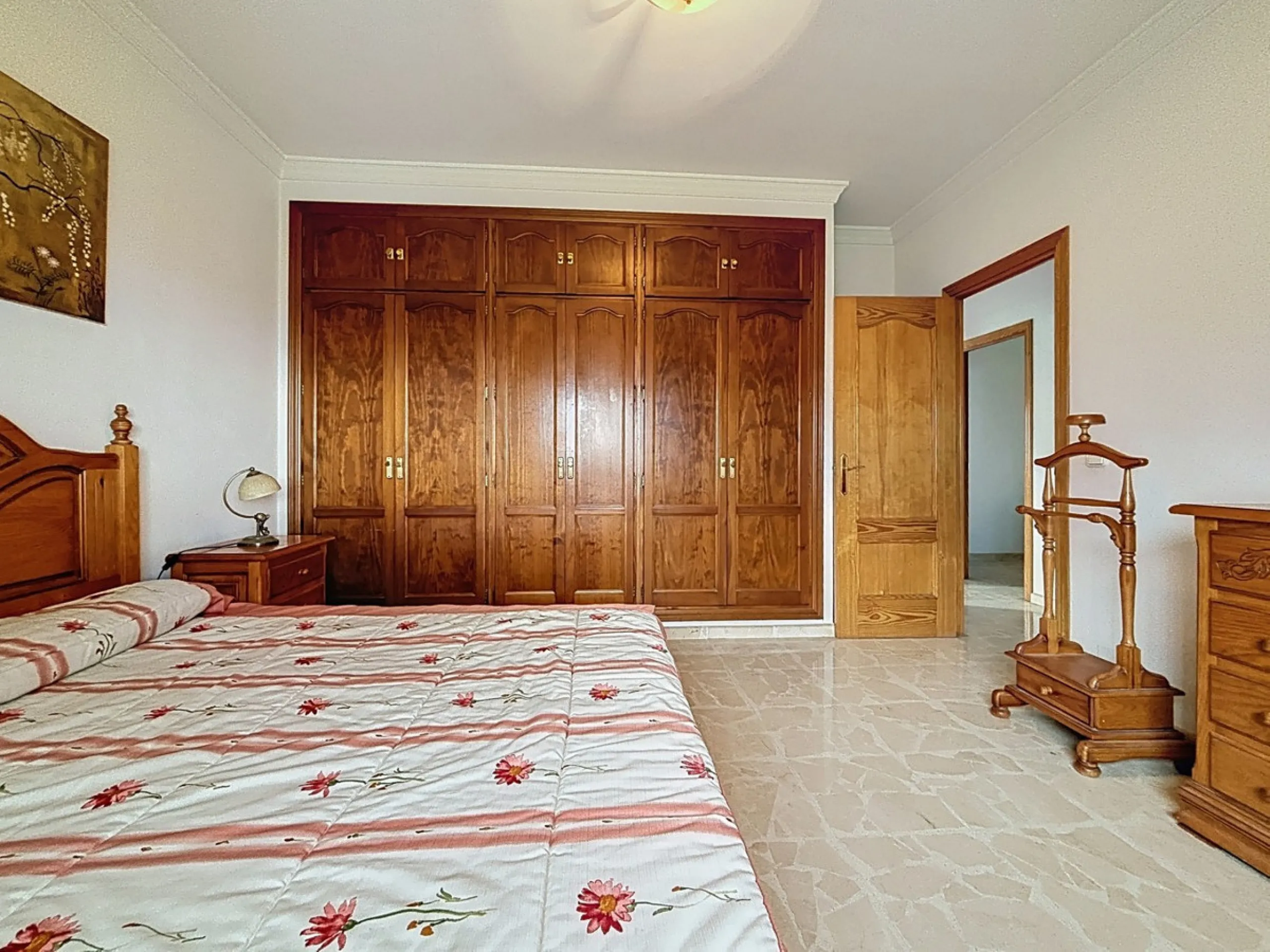 This charming chalet in Chilches offers everything you could wish for in your new home. With 3 bedrooms and one bathroom, it provides ample space for the whole family. The spacious kitchen and bright living room invite you to relax, while the fireplace cr