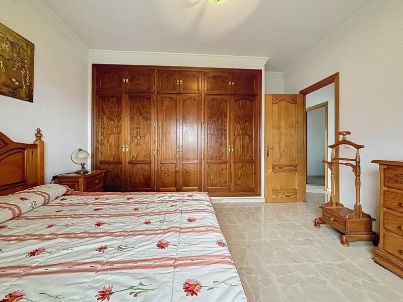 This charming chalet in Chilches offers everything you could wish for in your new home. With 3 bedrooms and one bathroom, it provides ample space for the whole family. The spacious kitchen and bright living room invite you to relax, while the fireplace cr