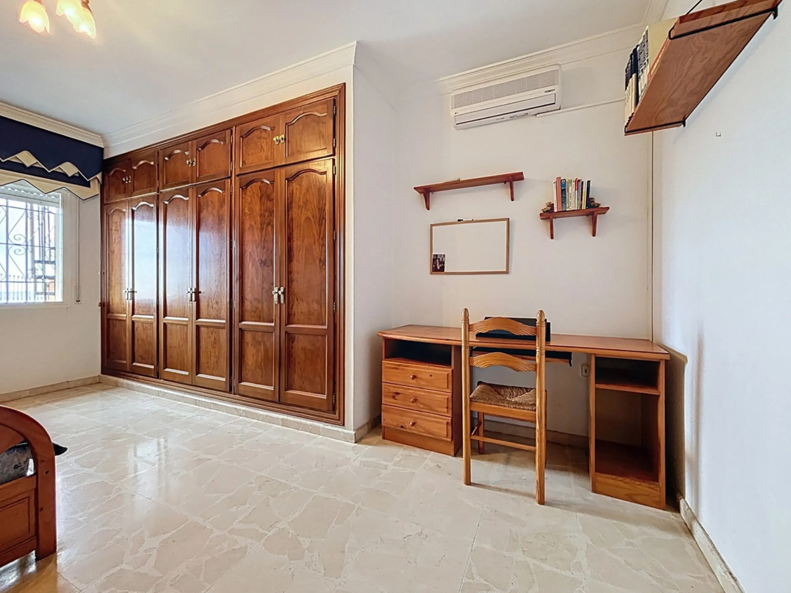 This charming chalet in Chilches offers everything you could wish for in your new home. With 3 bedrooms and one bathroom, it provides ample space for the whole family. The spacious kitchen and bright living room invite you to relax, while the fireplace cr