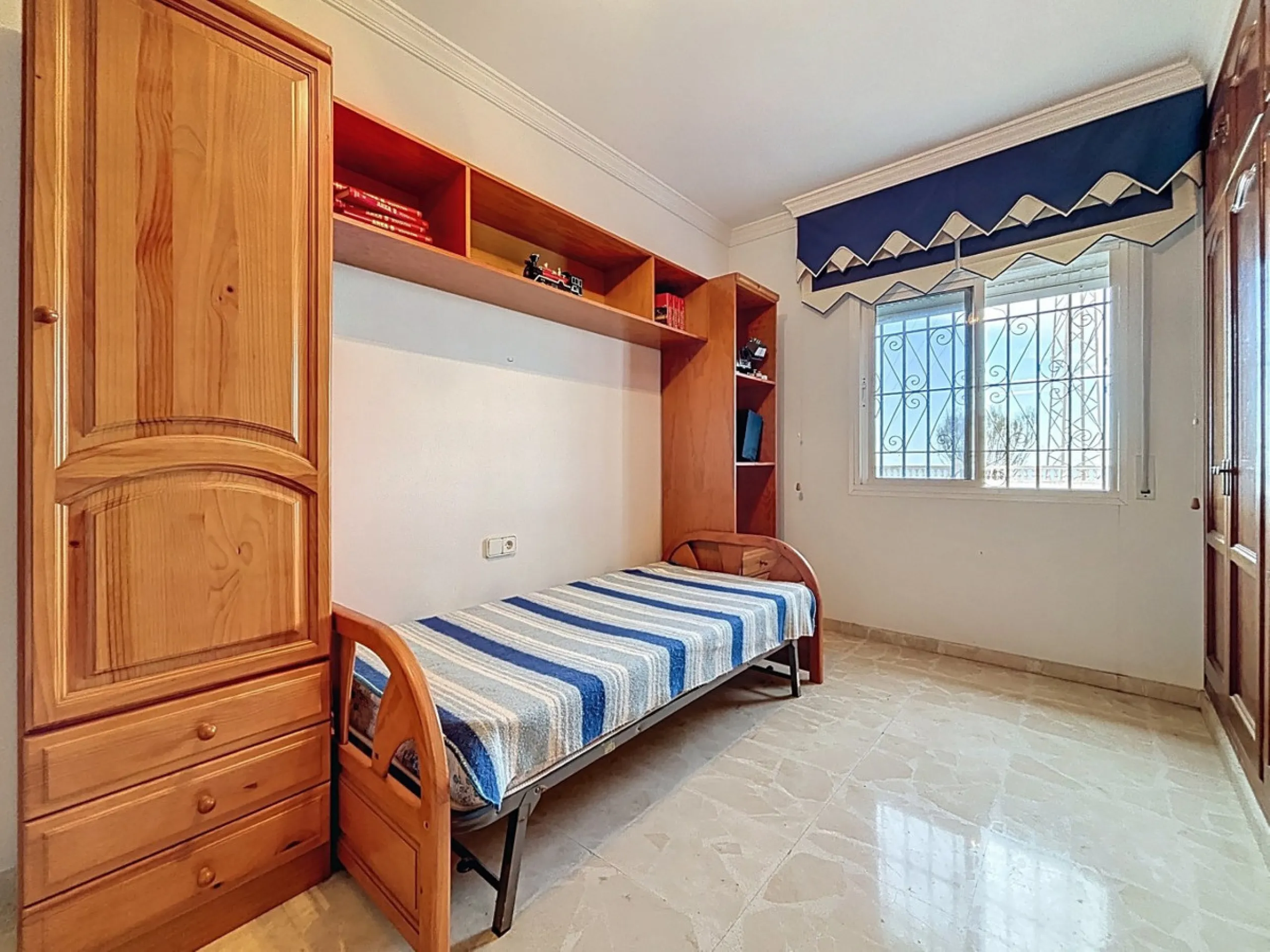 This charming chalet in Chilches offers everything you could wish for in your new home. With 3 bedrooms and one bathroom, it provides ample space for the whole family. The spacious kitchen and bright living room invite you to relax, while the fireplace cr
