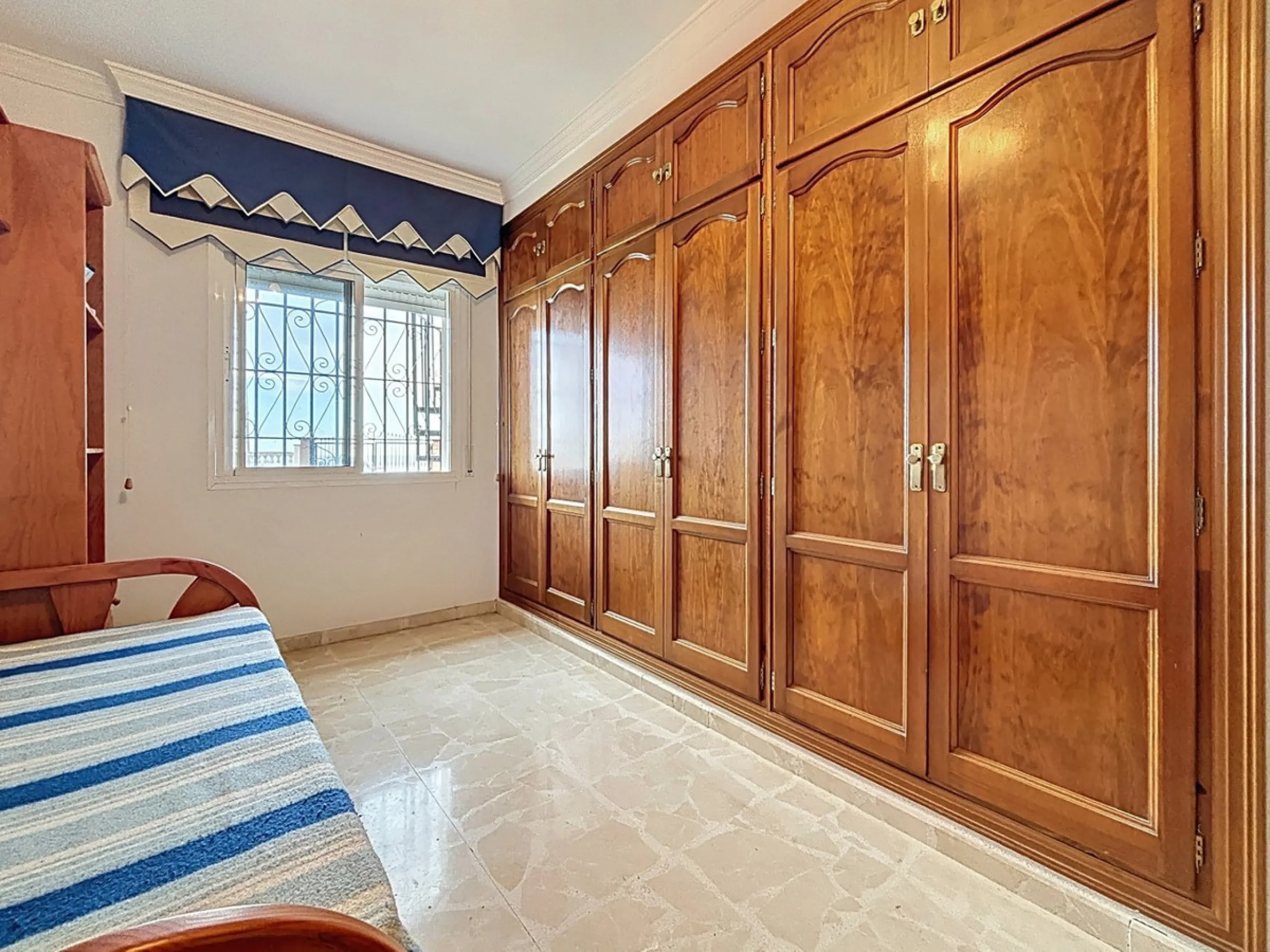 This charming chalet in Chilches offers everything you could wish for in your new home. With 3 bedrooms and one bathroom, it provides ample space for the whole family. The spacious kitchen and bright living room invite you to relax, while the fireplace cr