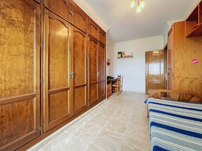 This charming chalet in Chilches offers everything you could wish for in your new home. With 3 bedrooms and one bathroom, it provides ample space for the whole family. The spacious kitchen and bright living room invite you to relax, while the fireplace cr